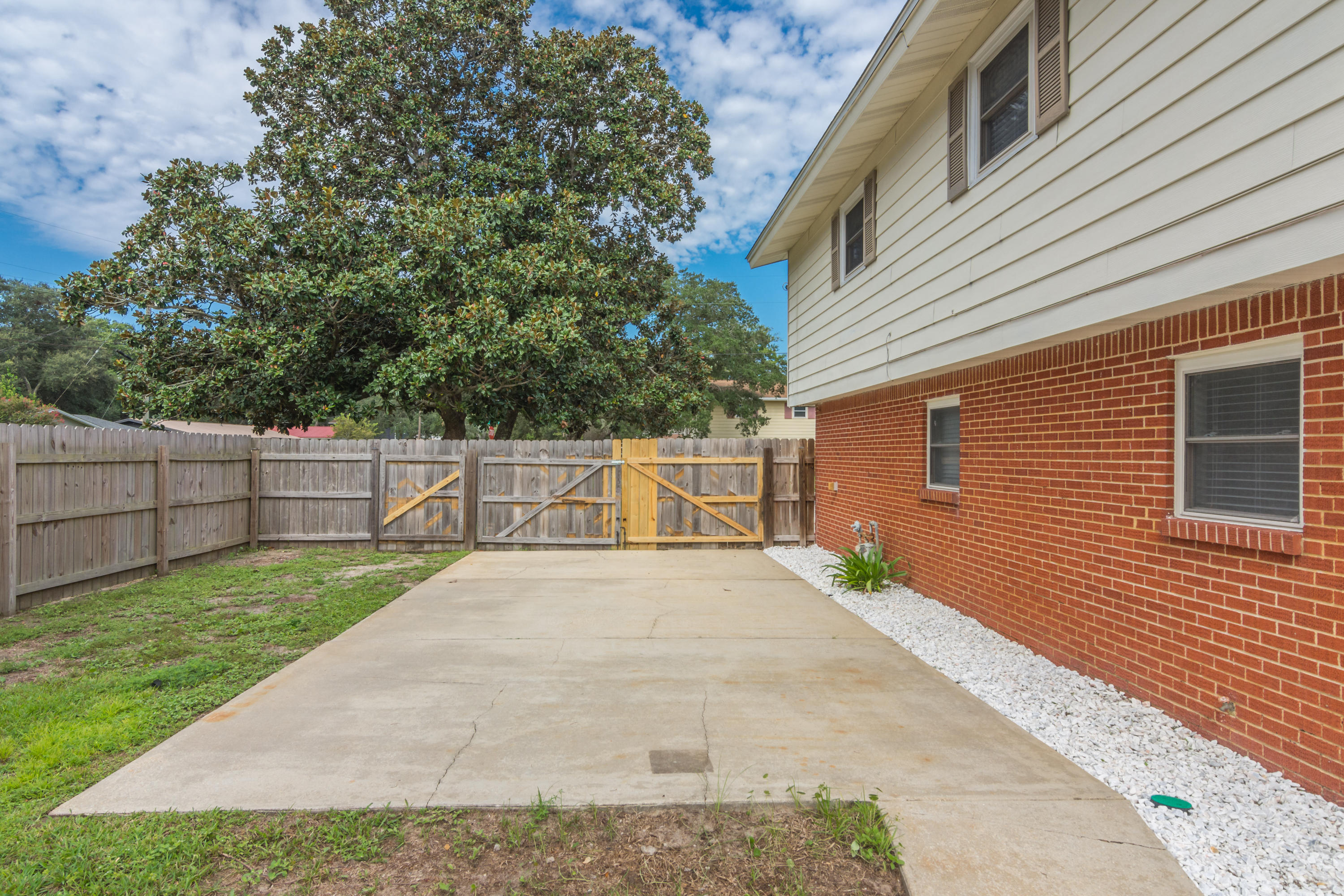 BAYOU WOODS 1ST ADDN - Residential