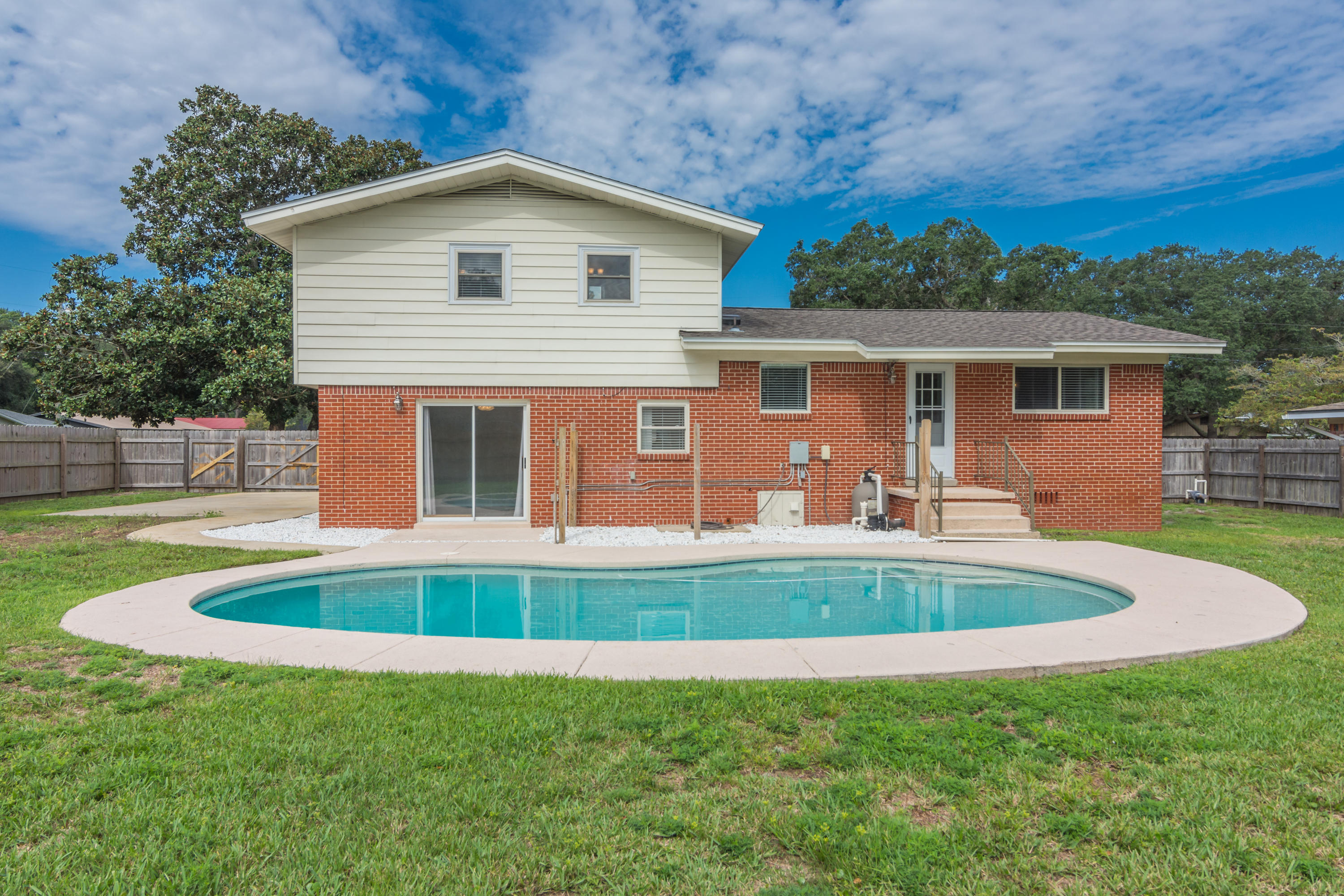 BAYOU WOODS 1ST ADDN - Residential