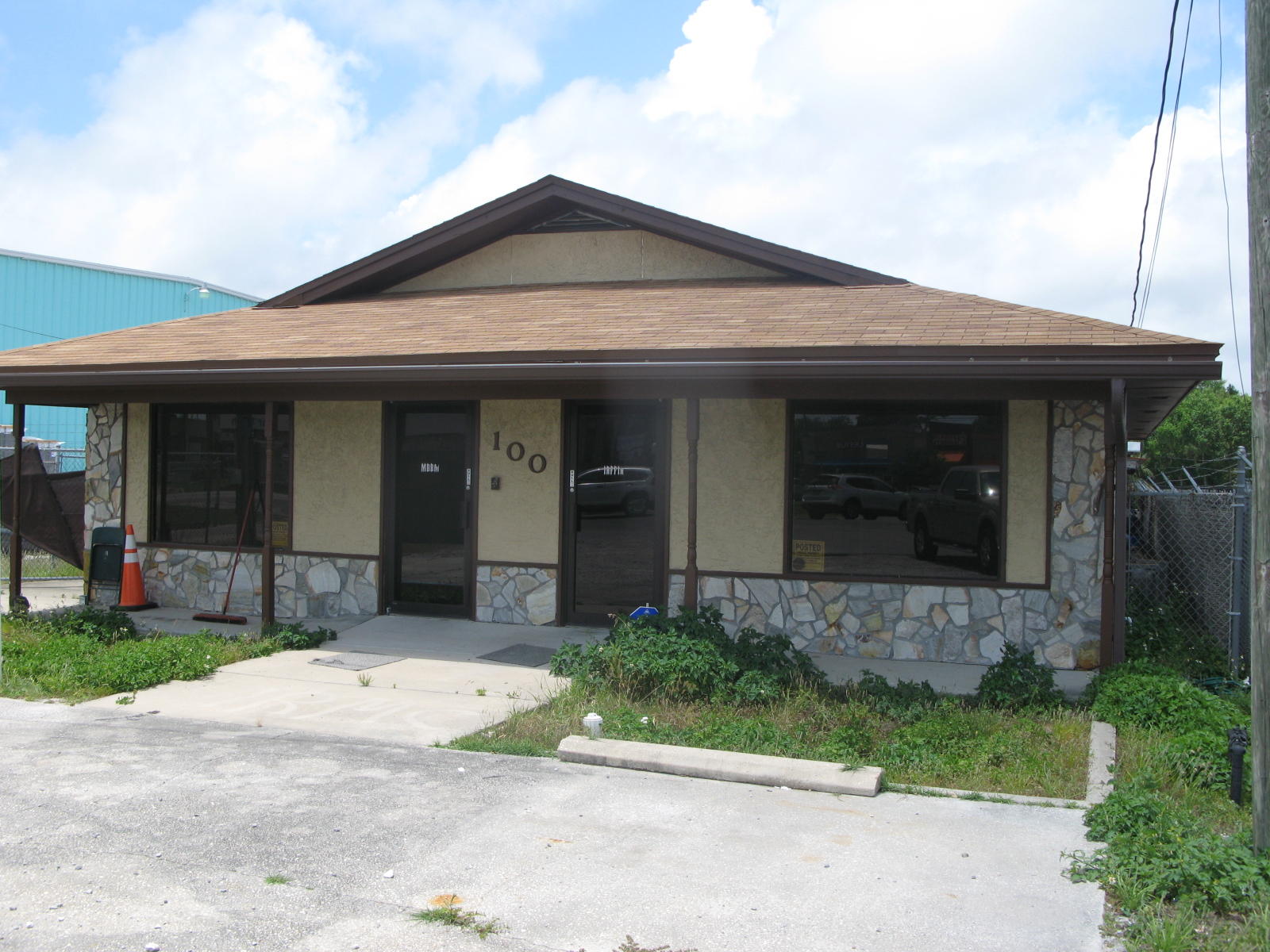 Nice office/retail building with front and rear parking. Rear is fenced in with covered parking. Has reception, office, large open room, and couple of restrooms.