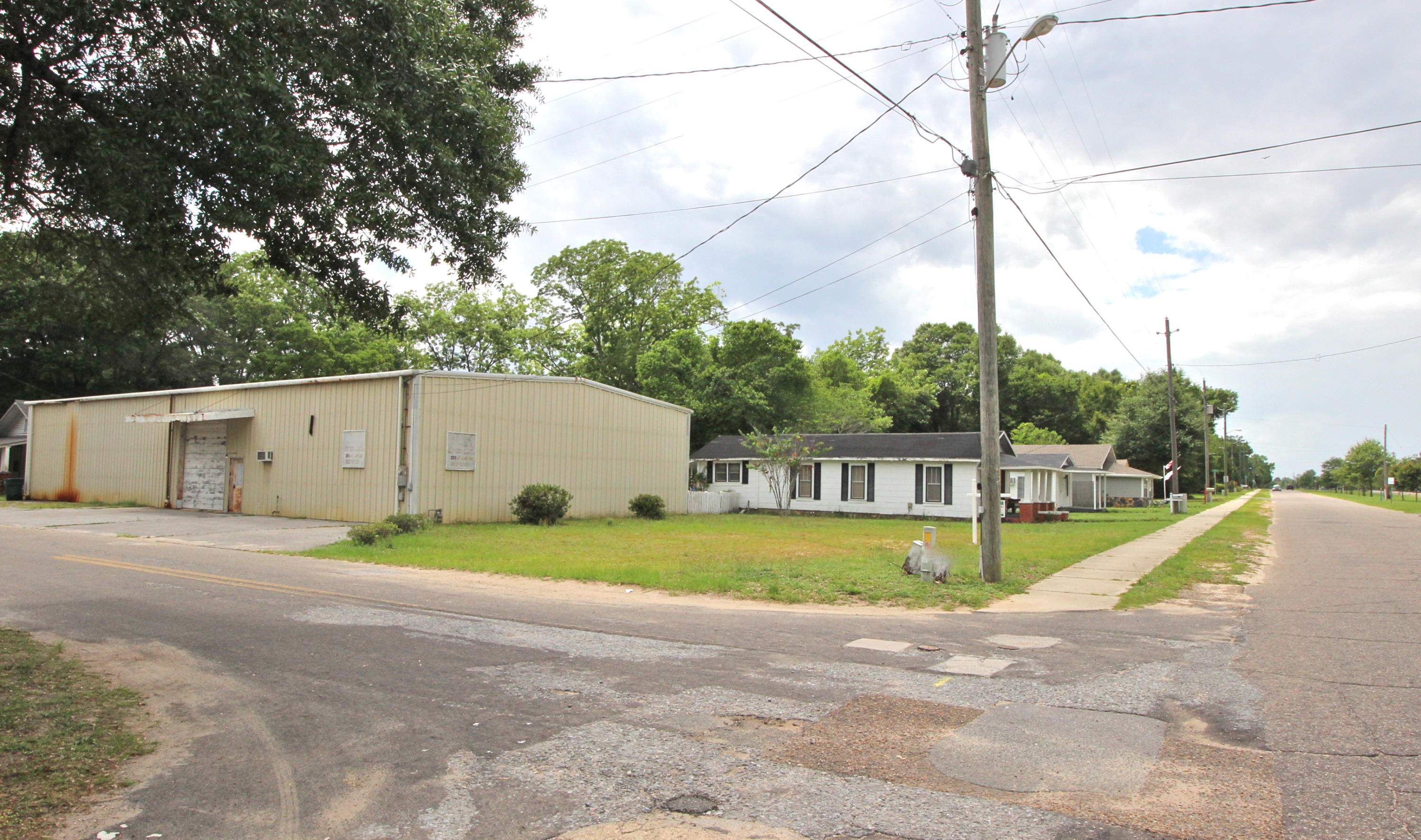 Main image without alt text