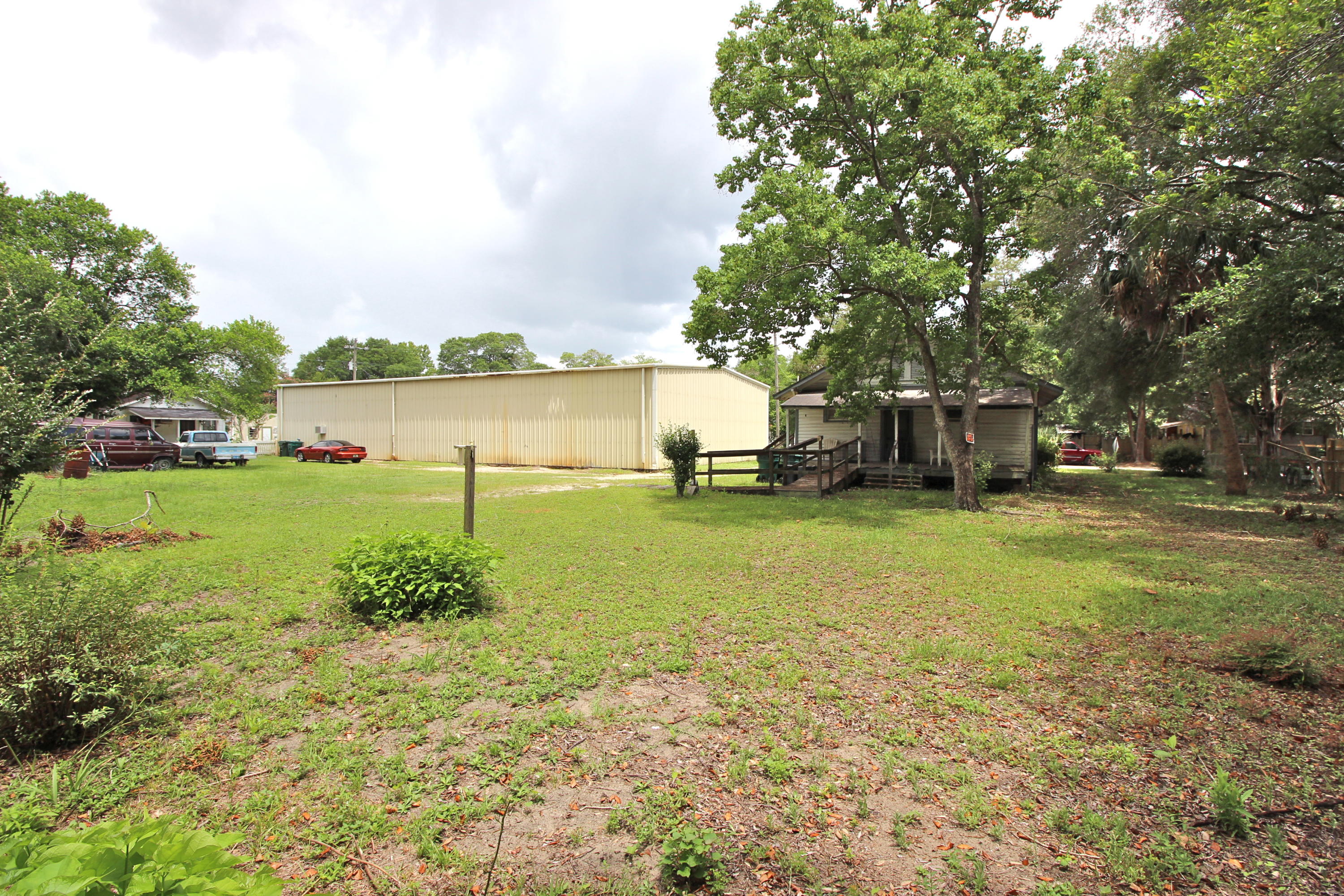 Main image without alt text