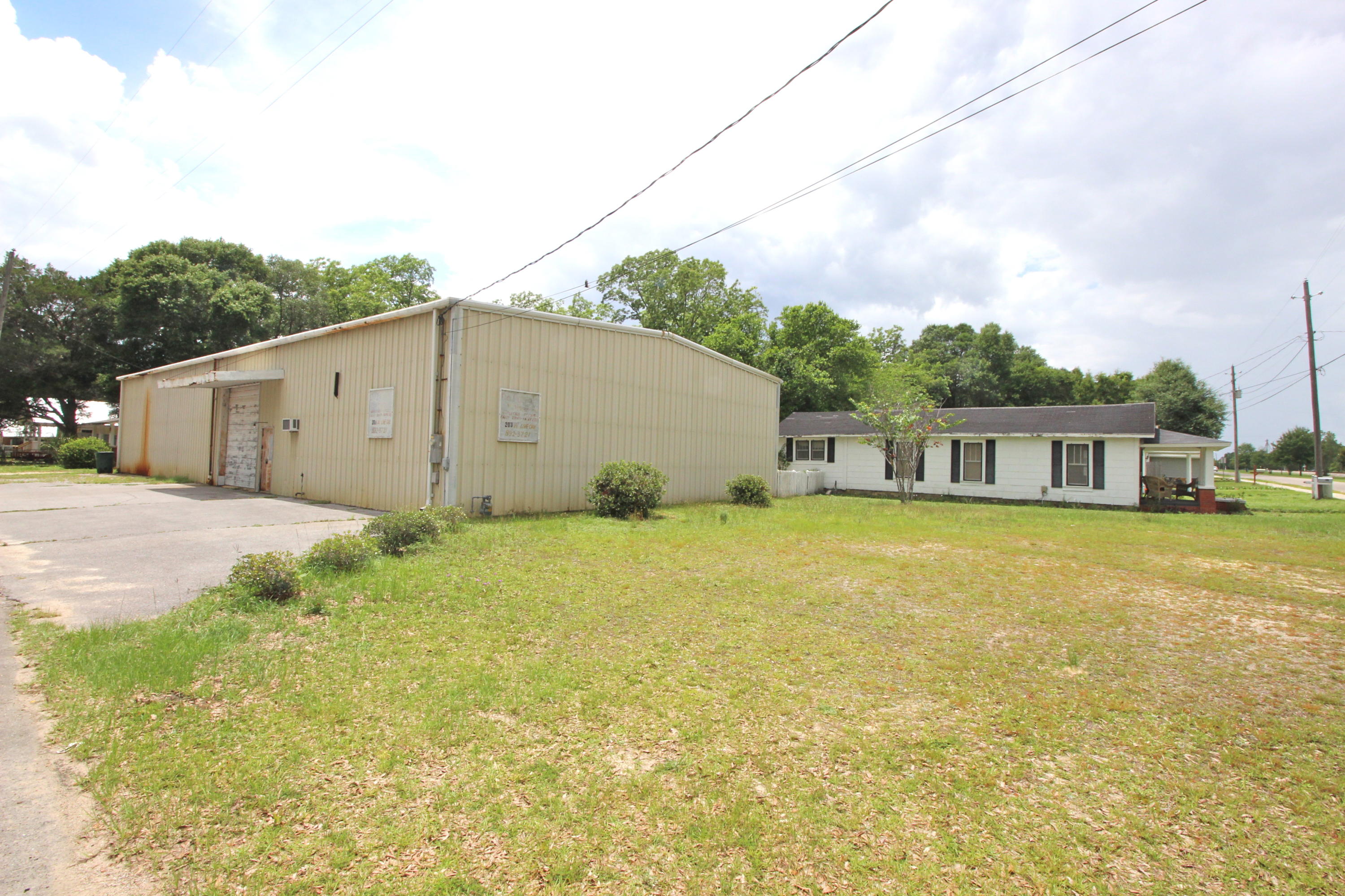 Main image without alt text