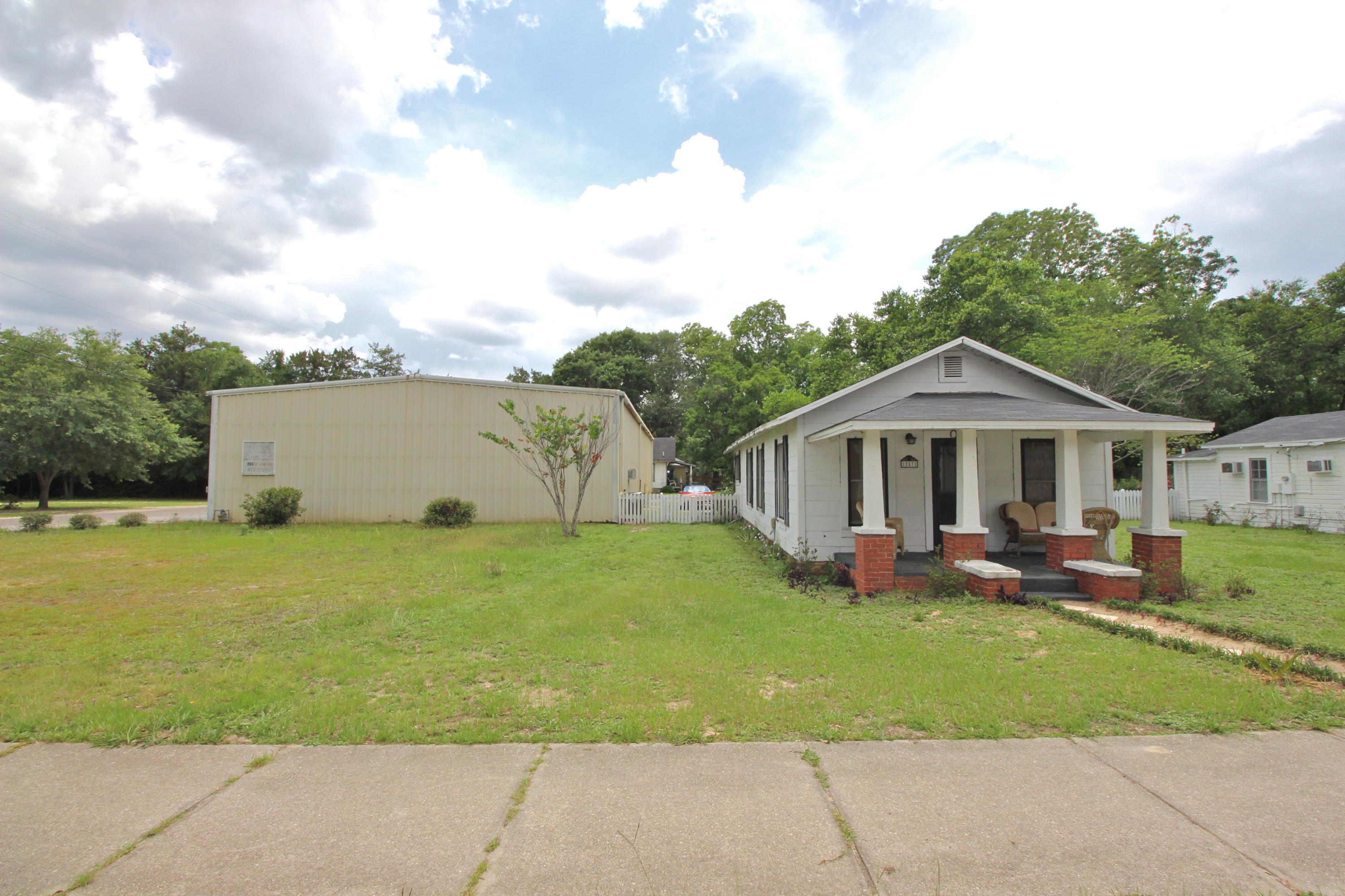 Main image without alt text