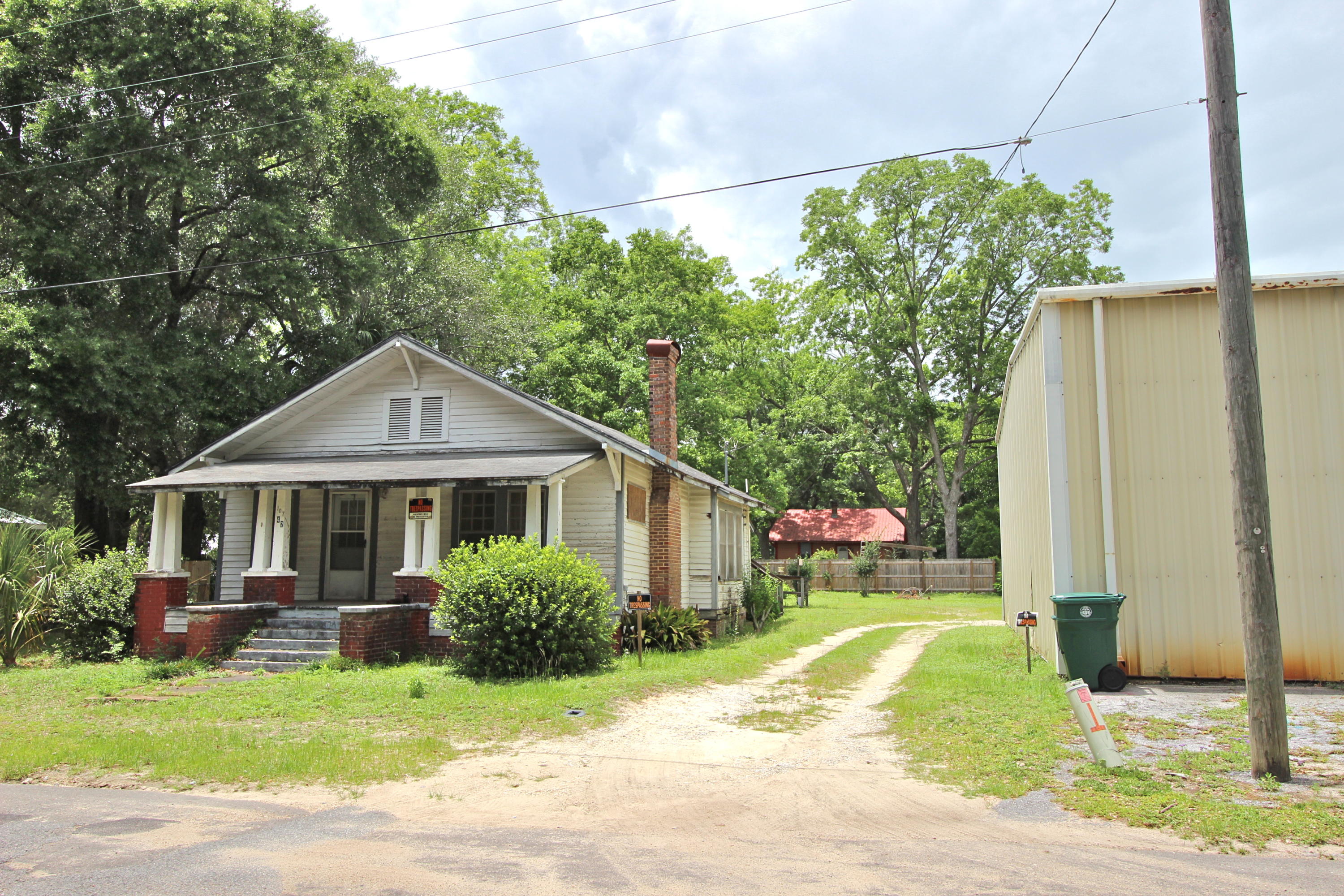 Main image without alt text