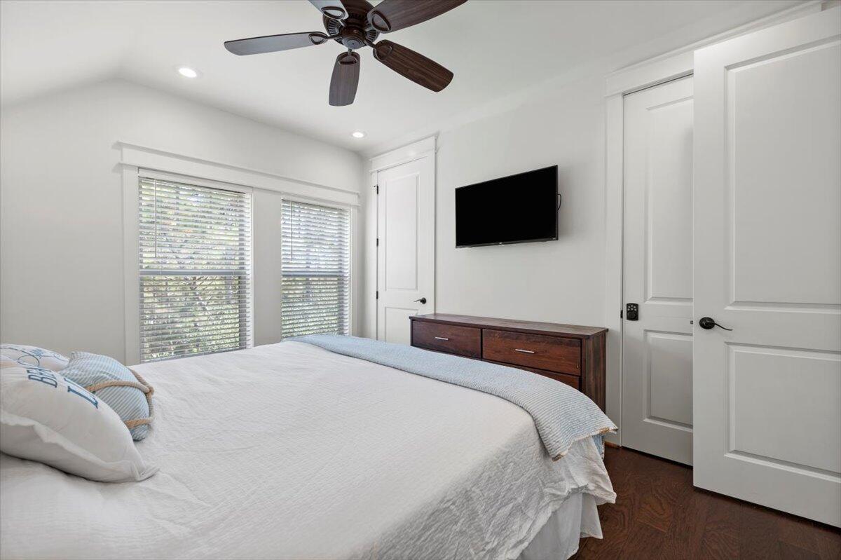 COTTAGES AT EASTERN LAKE - Residential