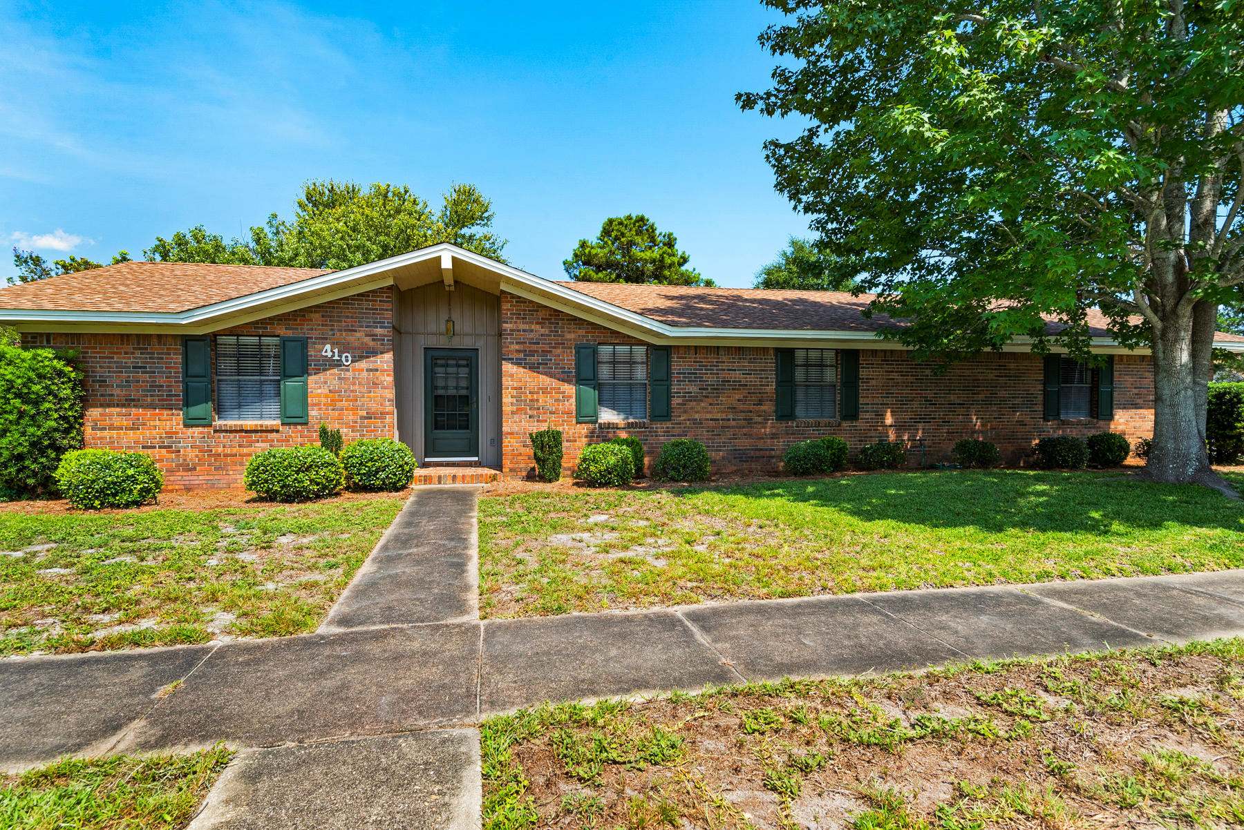 Immaculate three bedroom home located on large corner lot in family friendly Destin neighborhood. Short walk to Destin Elementary and Destin Harbor. Two car garage, large screened porch, formal dining room, formal living room, kitchen with breakfast nook, three spacious bedrooms, and family room with wood burning fire place. New roof installed 2010. New water heater purchased in 2017.