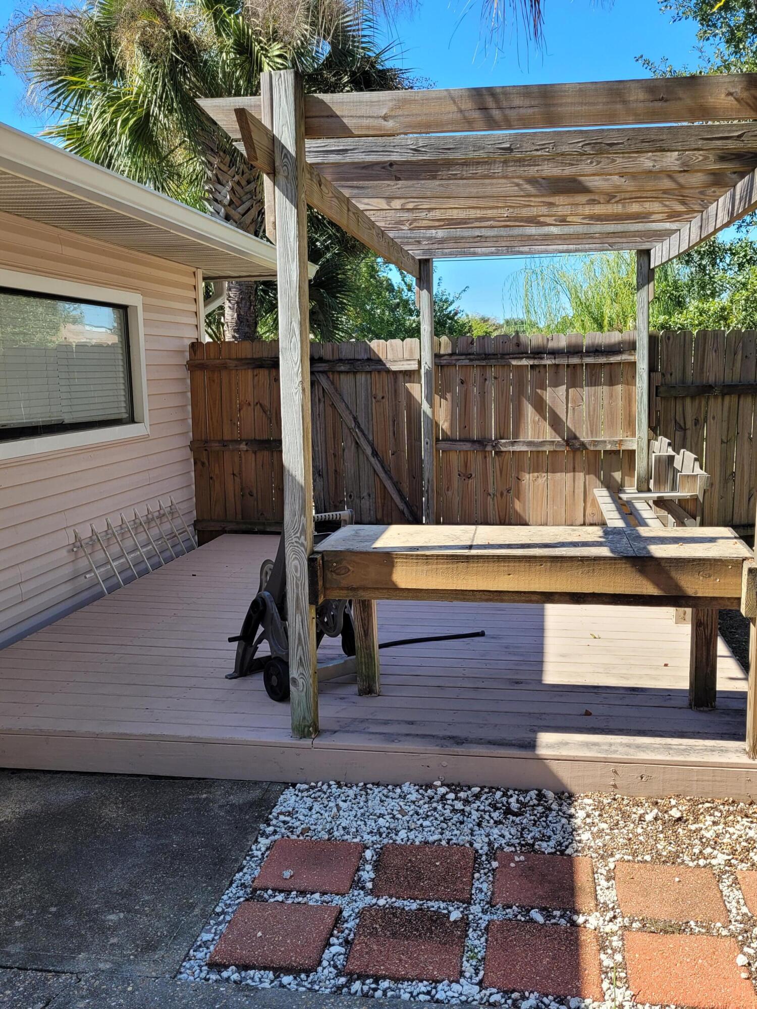 MARY ESTHER MANOR - Residential