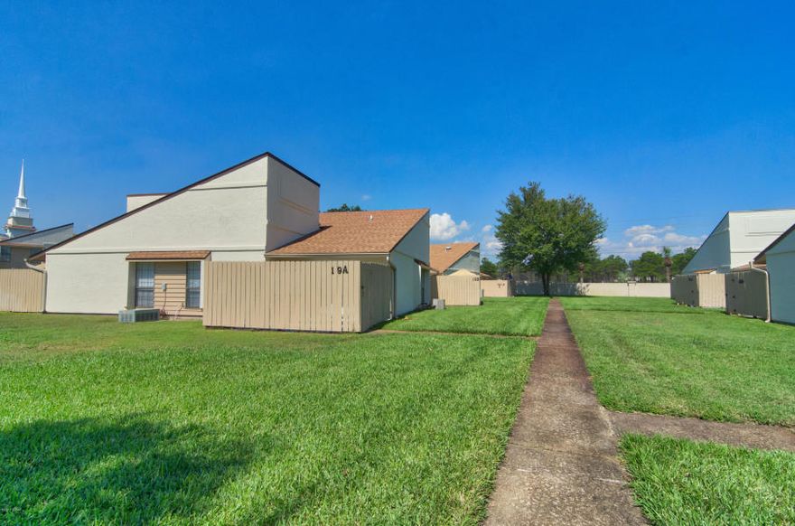 Just Enough! This condo is the perfect size for a home away from home or just plain downsizing. The wonderful features of this unit begins with the sweet & private, courtyard. This unit has no stairs. Hooray! Sold completely furnished The Horizon South complex is known for its amenities, including the 4 community pools, tennis, shuffle board, putting green and game room. That is why this gated community is a favorite destination for the young and old. Priced to sell! Don't let this unit get away.