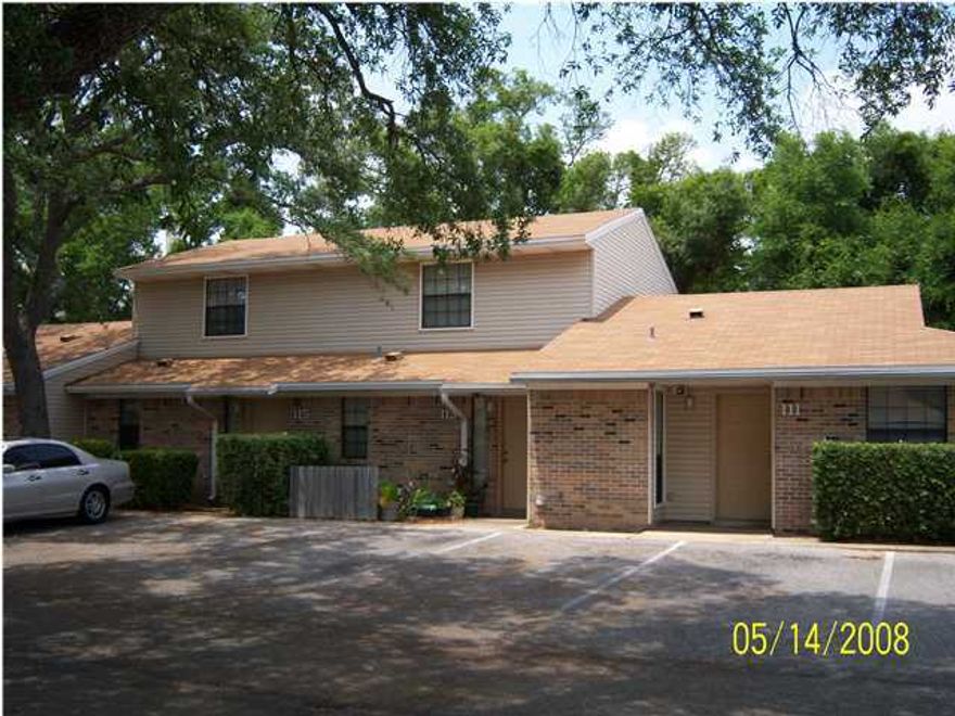 2 STORY TOWNHOUSE CONVENIENT TO BOTH BASES. PRIVACY FENCED BACK YARD, WASHER DRYER CONNECTION, BREAKFAST BAR. LIVING ROOM/DINING ROOM COMBINATION. SORRY, NO PETS AND NO SMOKING.