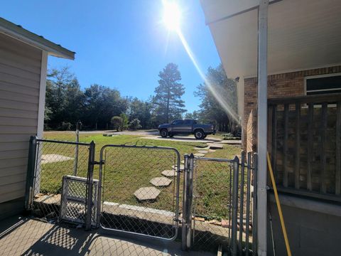 A home in DeFuniak Springs