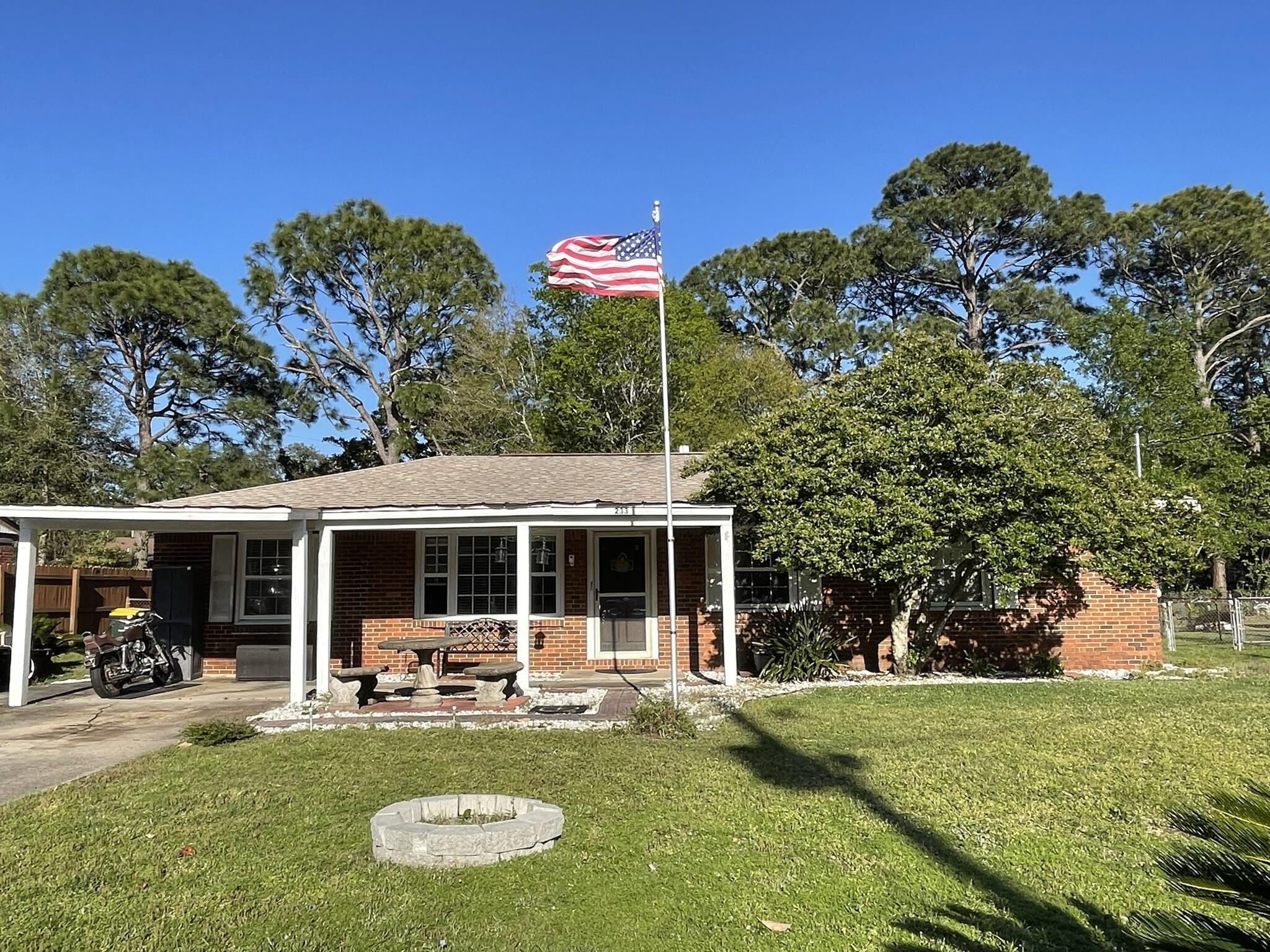 SHARED living space in a 3 Bd/2Bath home.  Renter gets the two smaller bedrooms along with the hall bathroom.  Owner keeps the master bedroom and master bathroom.   Large shared living room, kitchen, Florida room.  Giant backyard with patio. Great neighborhood near the FWB recreation center. Centrally located close to both Eglin and Hurlburt AFBs, easy-access to shopping, and the beautiful white-sand beaches. Renters must be non-smoking and have good credit.  Owner has a small dog.