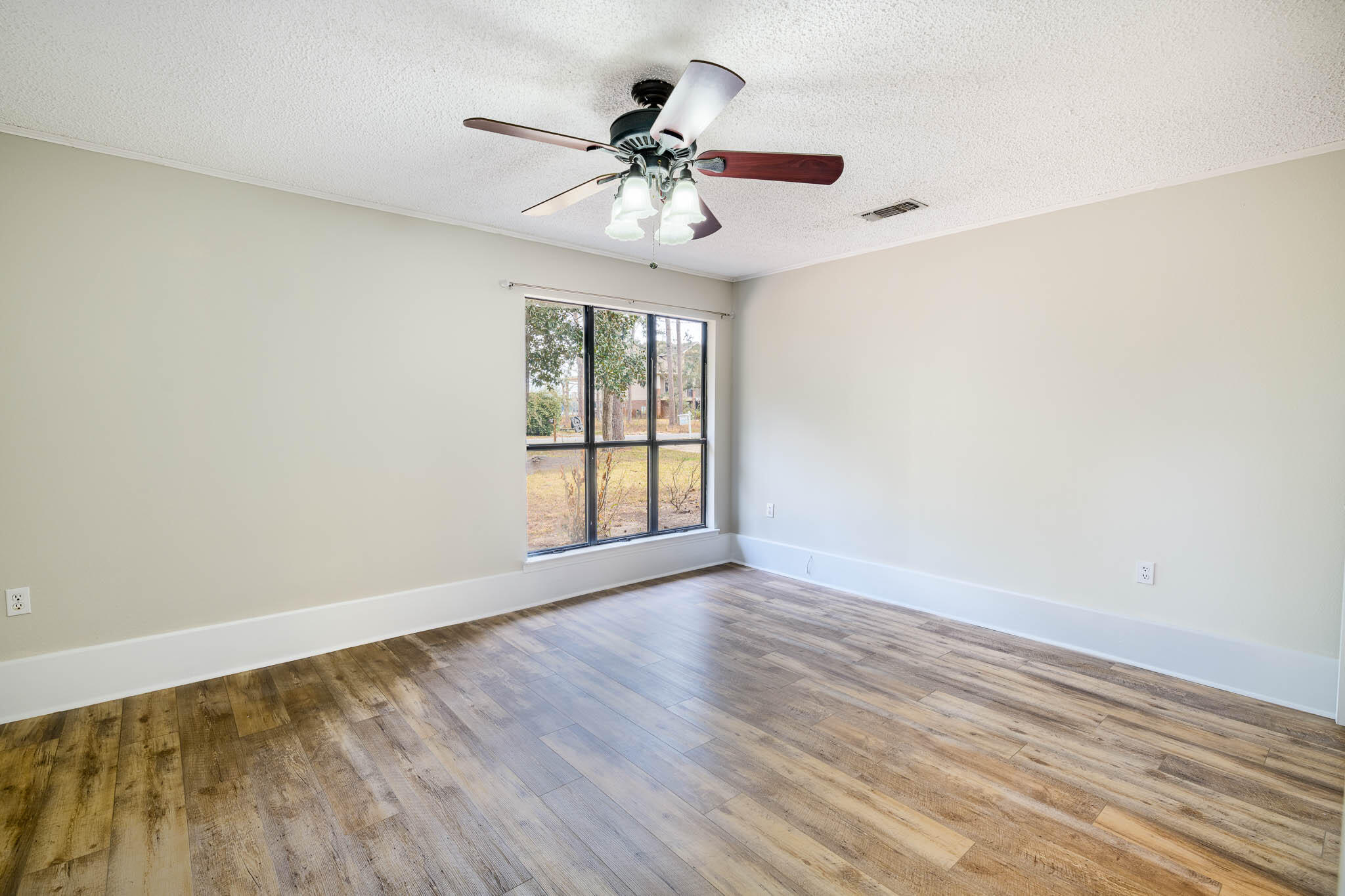 VALPARAISO PINECREST 6 - Residential Lease