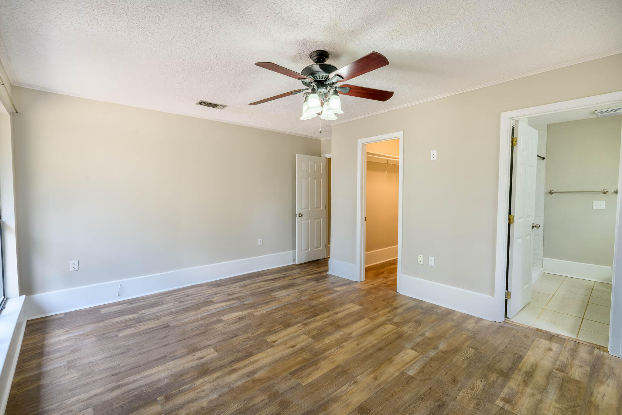 VALPARAISO PINECREST 6 - Residential Lease