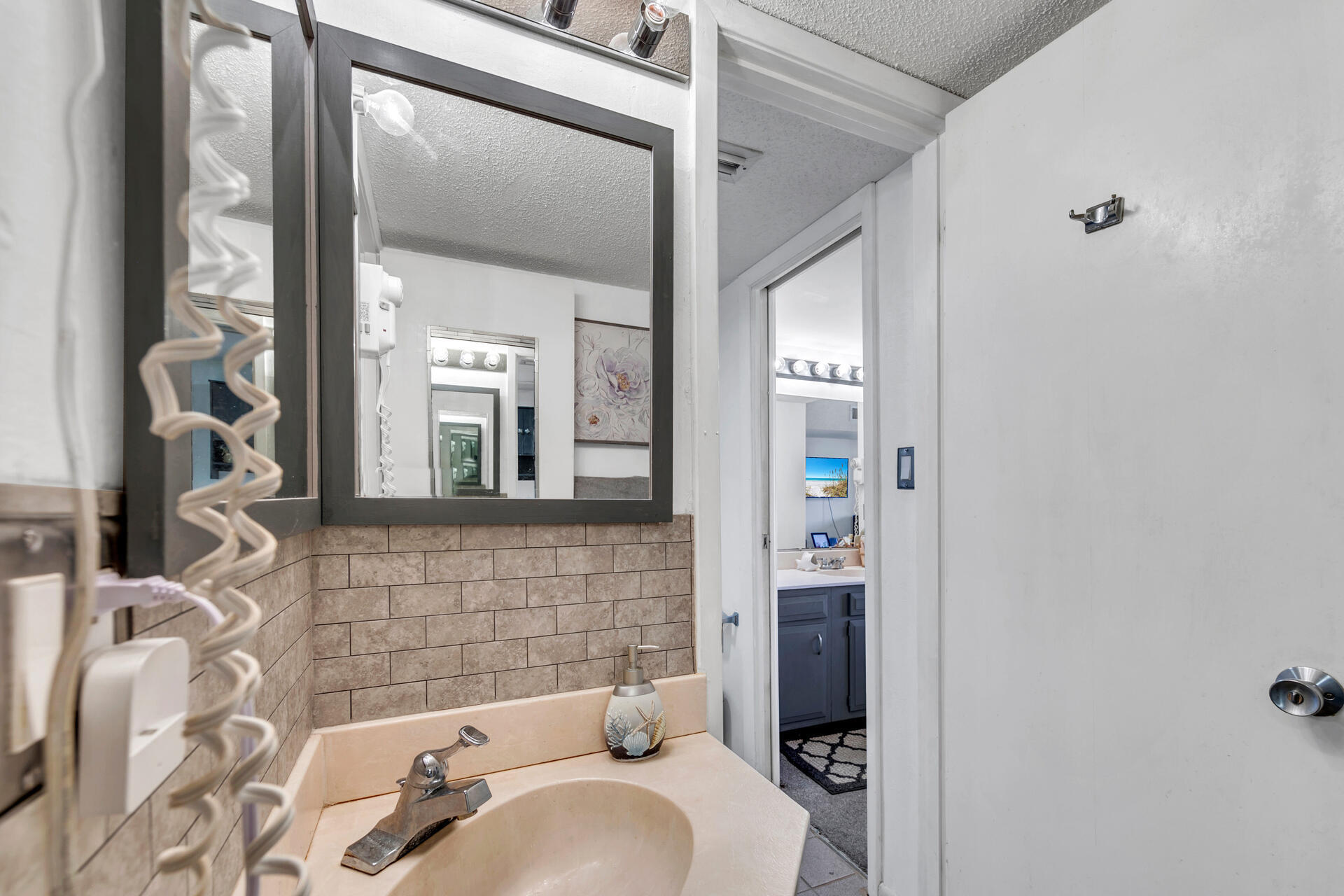 EL MATADOR CONDO - Residential
