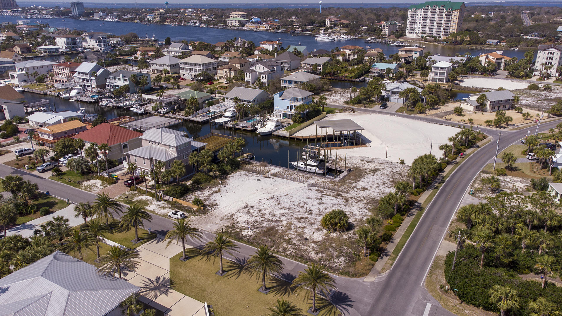 HOLIDAY ISLE - Land