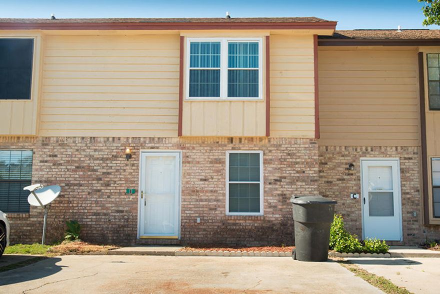 Cute town home in central Fort Walton Beach.