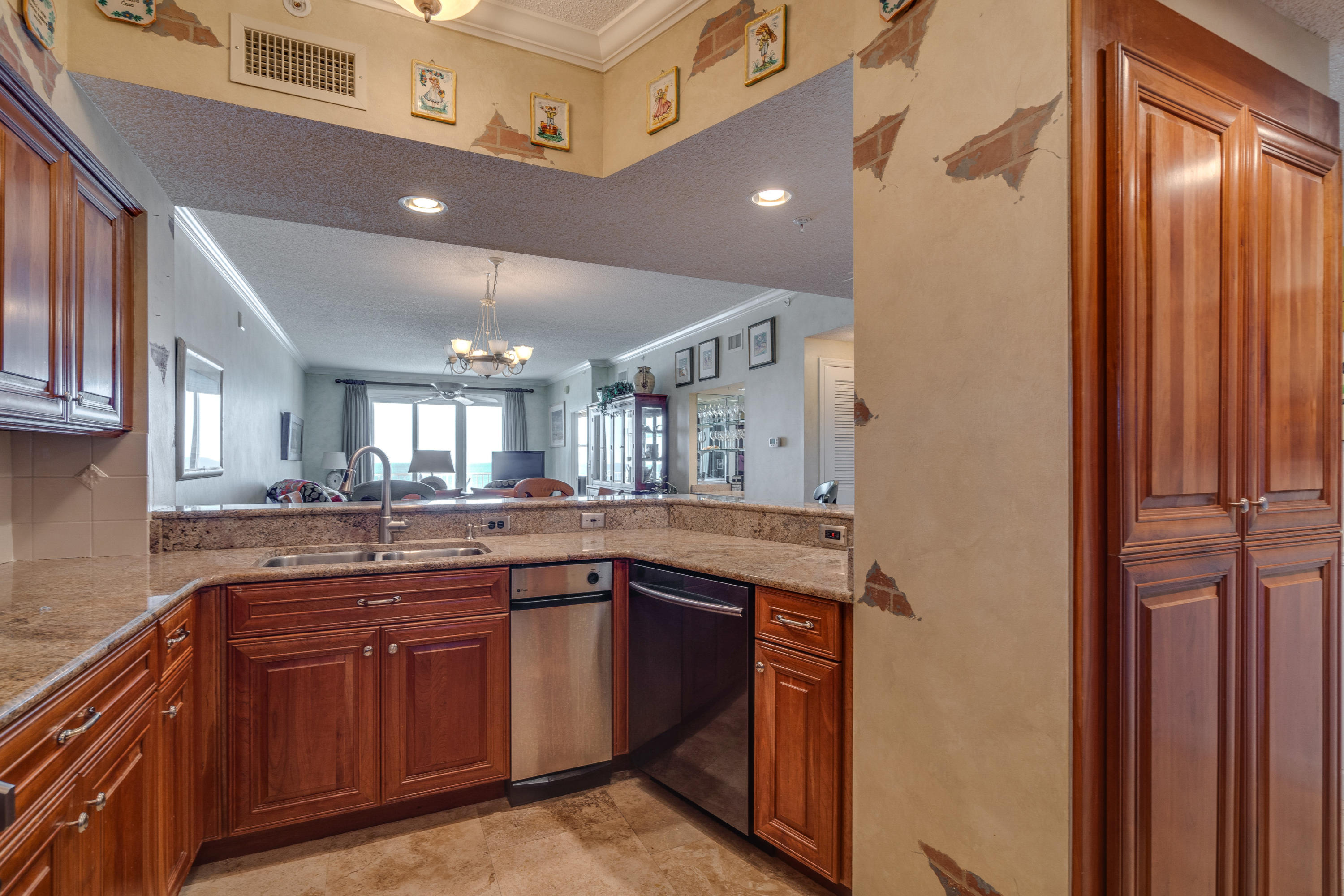 INN AT CRYSTAL BEACH (SUMMERCHASE CONDO) - Residential