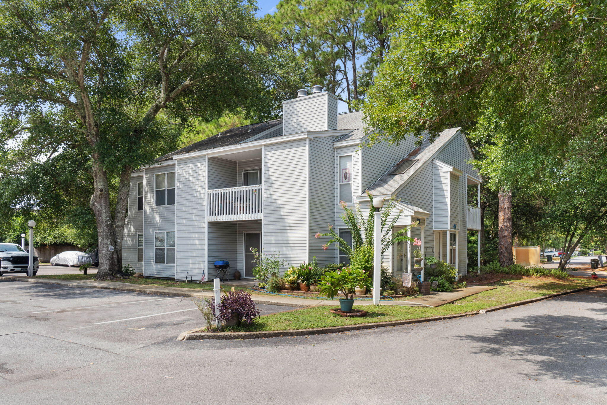 *Now offering VA financing. Quiet and convenient location just minutes away from the shops & restaurants of downtown Ft. Walton Beach & Okaloosa Island. Easy access ground level 2BR/2B unit. Updated countertops and appliances along with A/C and water heater. Awesome beach vibe with murals throughout the unit. Great investment property with 22K in annual rental projections.