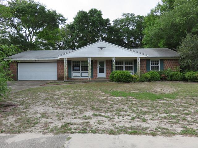 Traditional pool home offers an open floorplan that includes a living/dining/kitchen combo, family room w/laundry closet, screened patio, and large bedrooms that include a master suite w/full bathroom. Tucked in between Racetrack Rd and Cinco Bayou, this terrific location is blocks from Lowe's, Walmart, Sam's Club, Choctawhatchee High, Pryor Middle, and the entire downtown area!