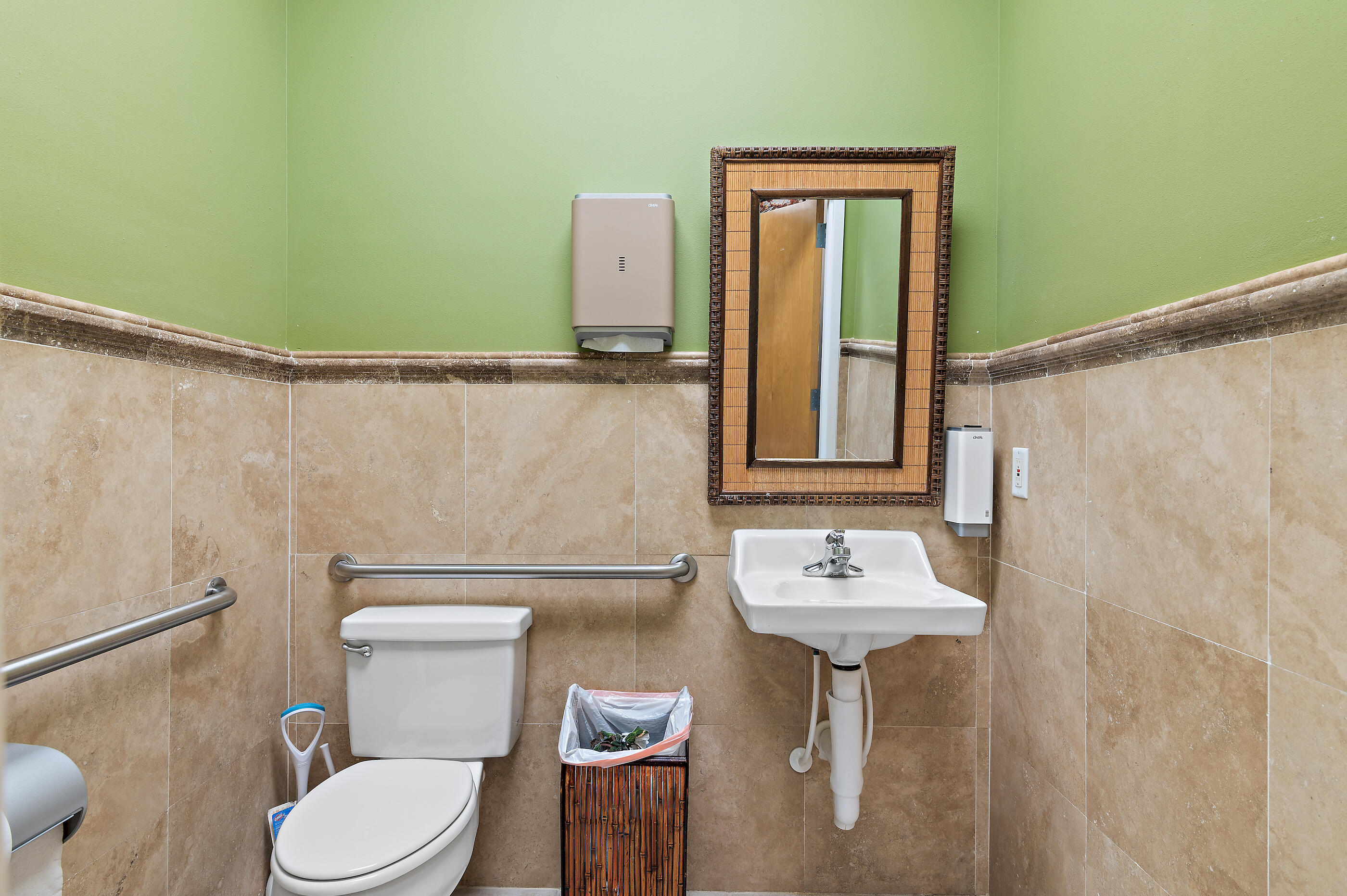 Main image without alt text