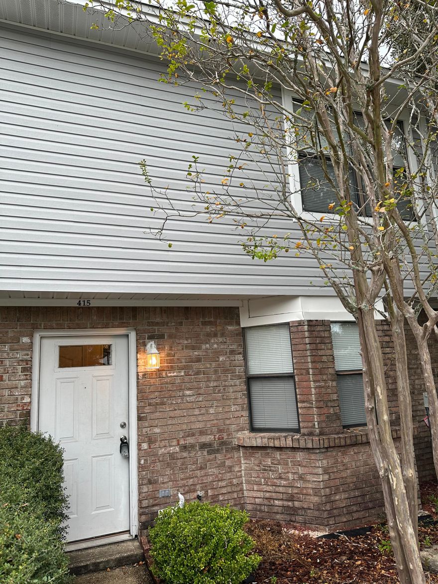 Great 2 bedroom/ 2.5 Bath townhome in the heart of Fort Walton Beach. This townhome is in a great location for either Eglin or Hurlburt Air Force Base. Location is also convenient  to shopping, beaches, and other water activity. Unit comes with boatslip. Come by and view today. Sorry No Pets