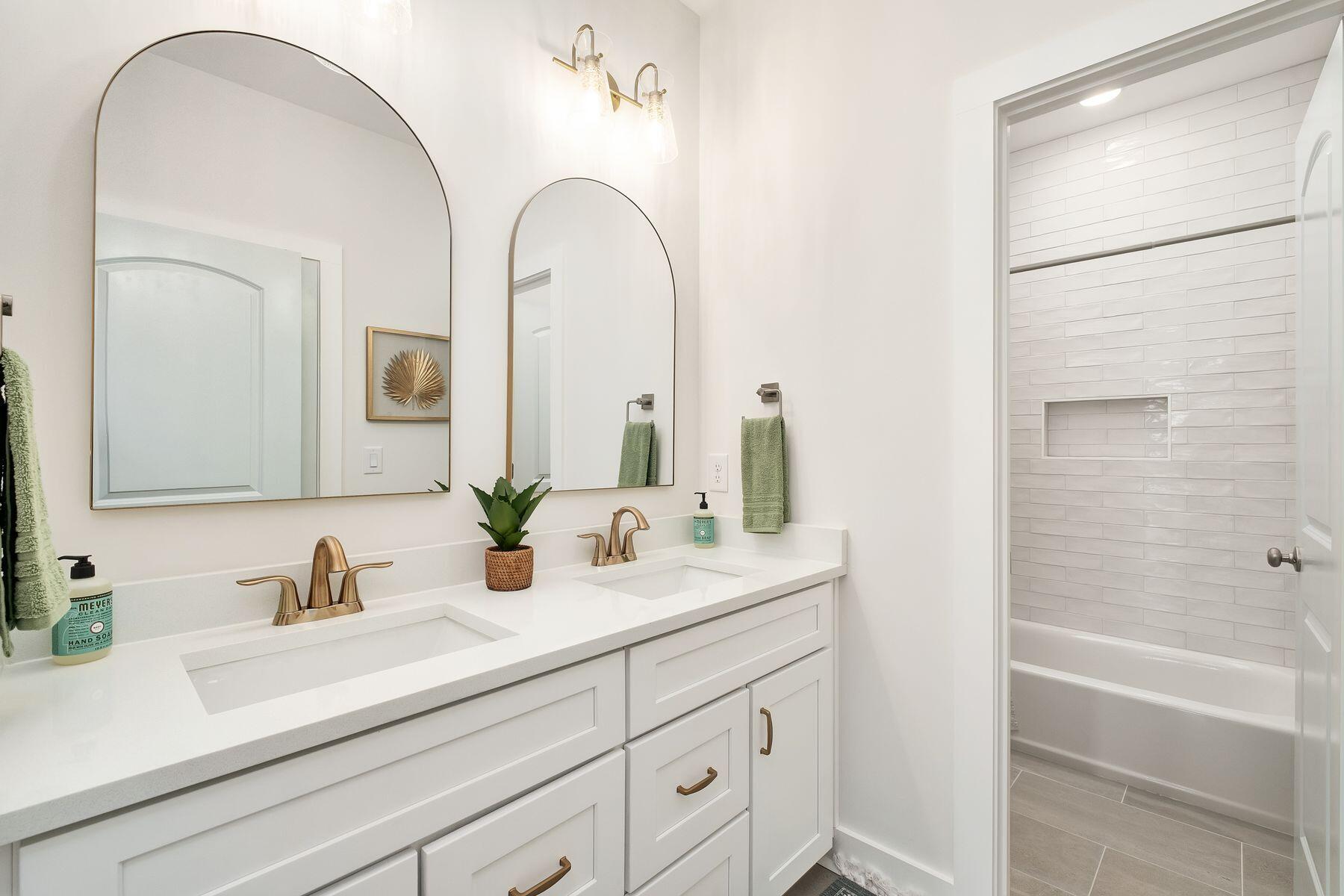 LAGUNA BEACH 8TH ADDN - Residential