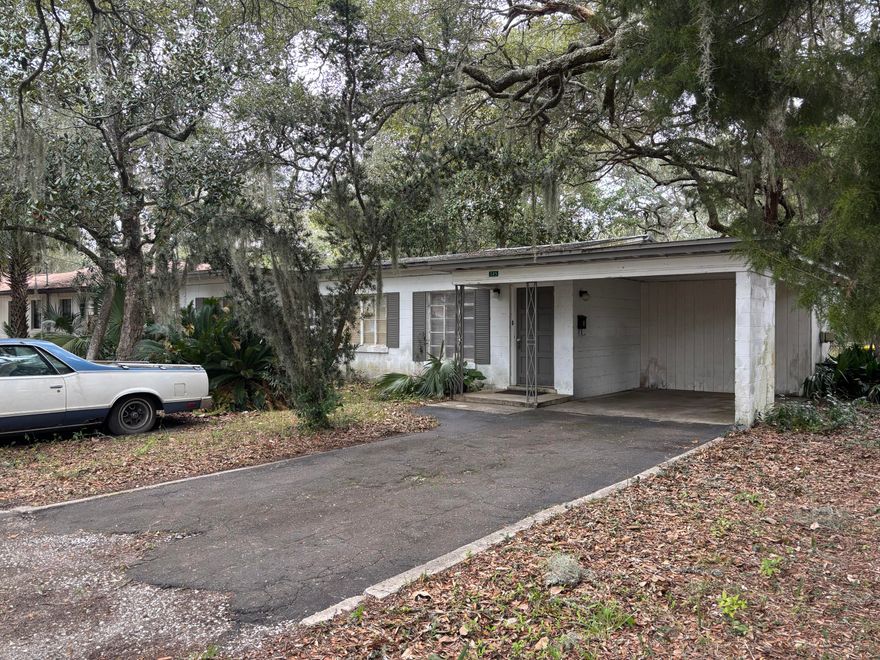 Fantastic investor/rehab opportunity in Elliott Point! 3/2, 1,492 sq ft home located steps from Brooks Street and a quick golf cart ride to the FWB Landing and Downtown amenities. Walkedge boat launch is just around the corner for convenient Bay access. Don't miss this one!