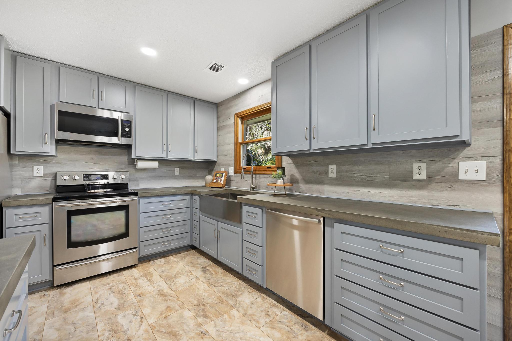 COUNTRYVIEW ESTATES 1ST ADDN - Residential