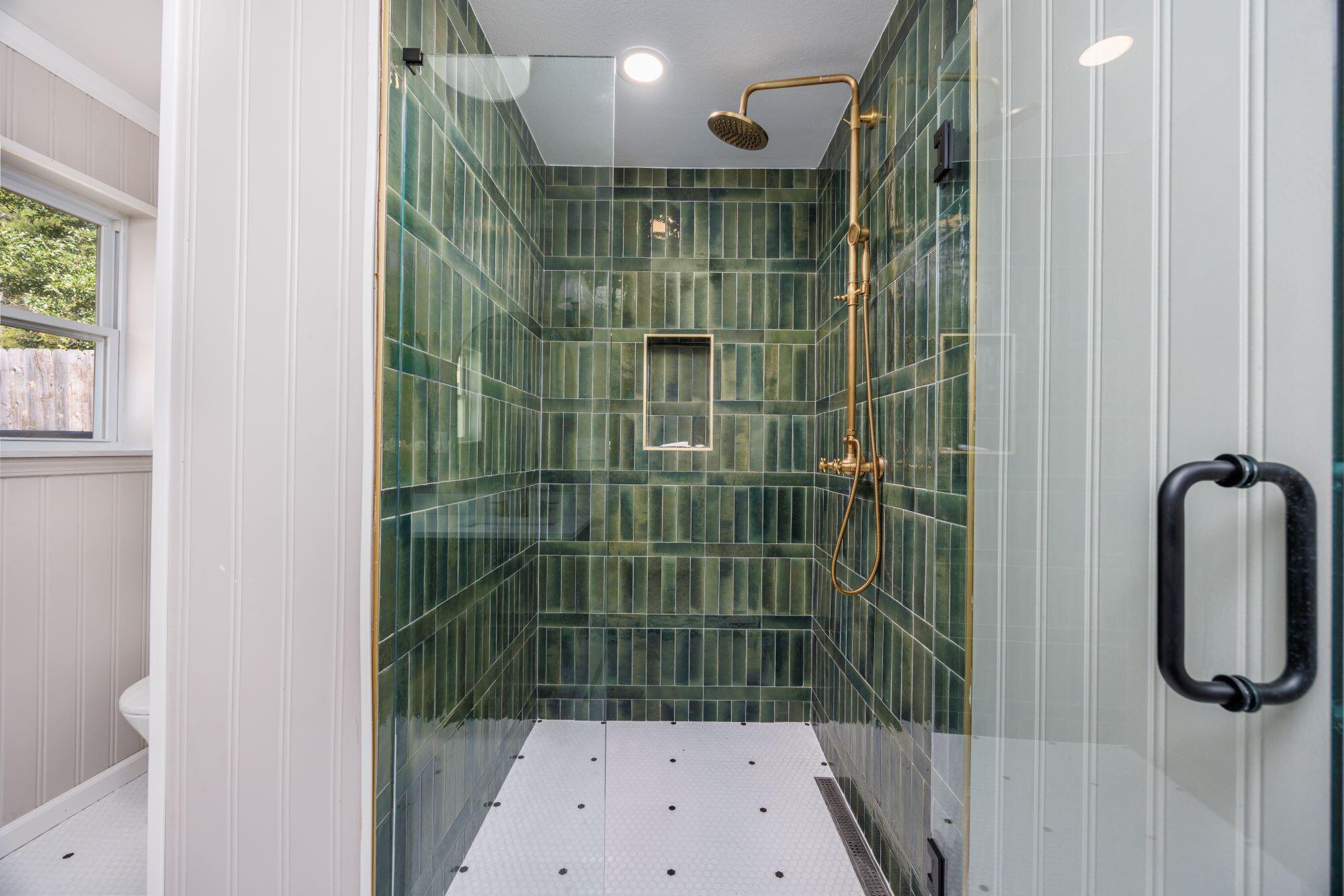 HAPPY HOLLOW - Residential