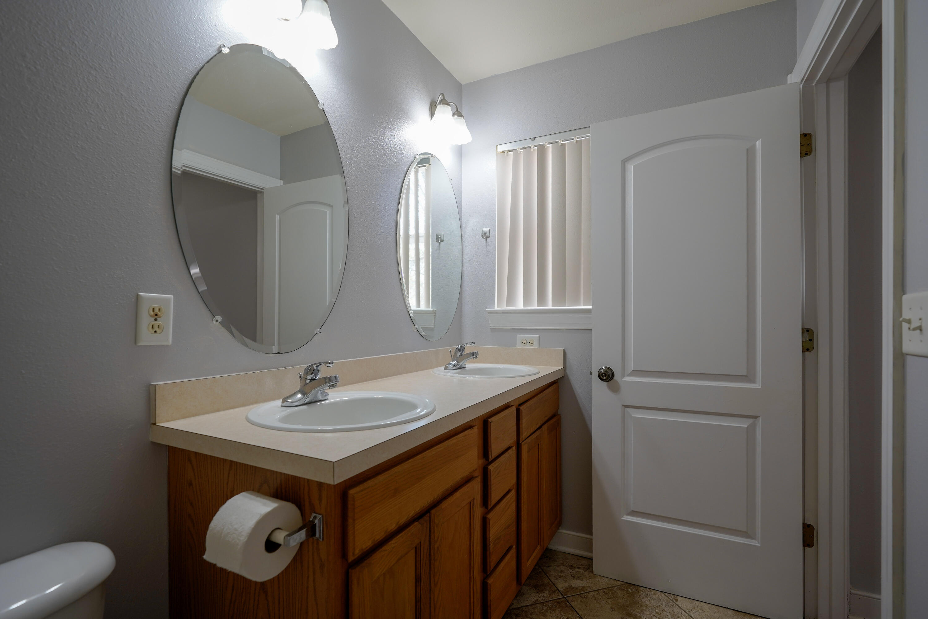 TWIN LAKES TOWNHOMES PH 2 - Residential Lease