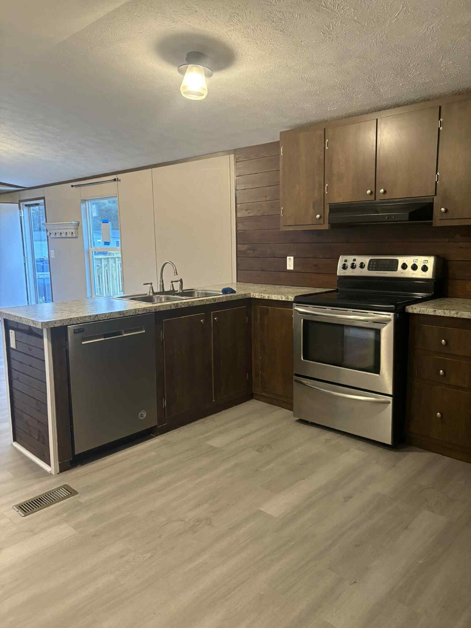 OAKWOOD LAKES ESTATES - Residential