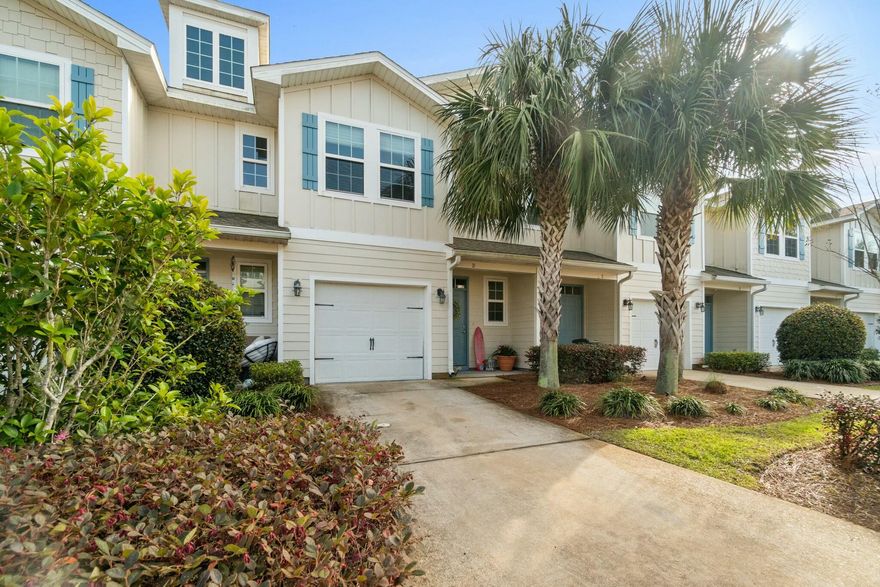 BIENVENIDO a casa de sus suenos!    NOW is the time to purchase an investment in Santa Rosa Beach, Florida, USA.  Home can be sold furnished*Water Oaks Townhome community has the superior location and retail conveniences for an easy lifestyle. Super close  to 30A, Santa Rosa Beach, Watersound ,  Grayton Beach, Sandestin, Walton County schools, Airports, Ascension Hospital , Freeport,  Destin and Fort Walton.  Entertainment & restaurants and access  the 331 corridor. Move in ready**** with new LVP Navarre Ash flooring,  fresh neutral paints, all  kitchen appliances included. Laundry displays new Samsung washer and dryer.  One car garage is an added  advantage to your new home***