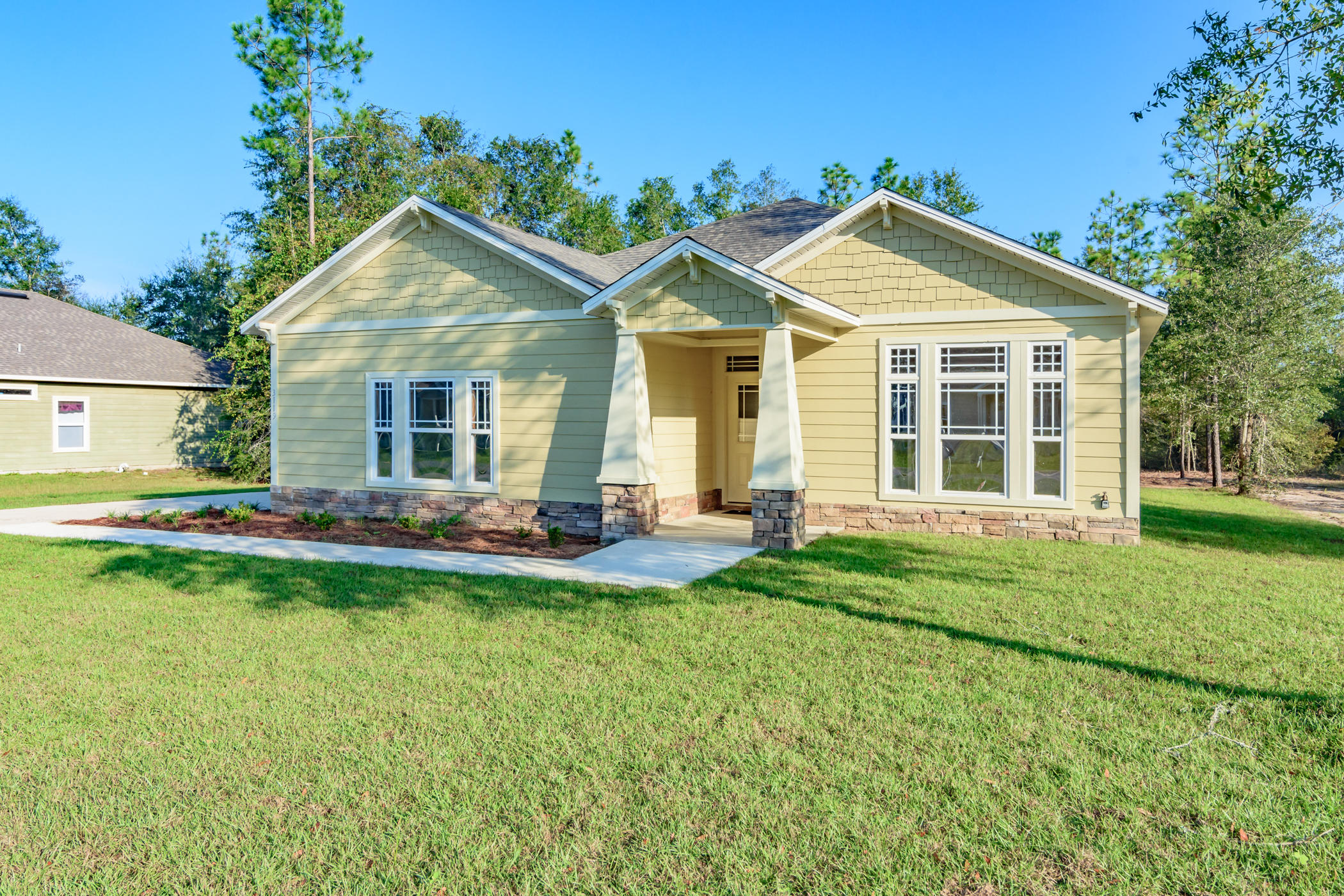Great 3bd, 2ba home with a side entry garage. Over a half acre lot. Kitchen features a breakfast bar that over looks an eat-in area and living room. Also has large dining area. New tile just installed in bathrooms and kitchen. Yard sodded and back yard mostly cleared. Newly painted. Home has never been lived in, was previously a model.