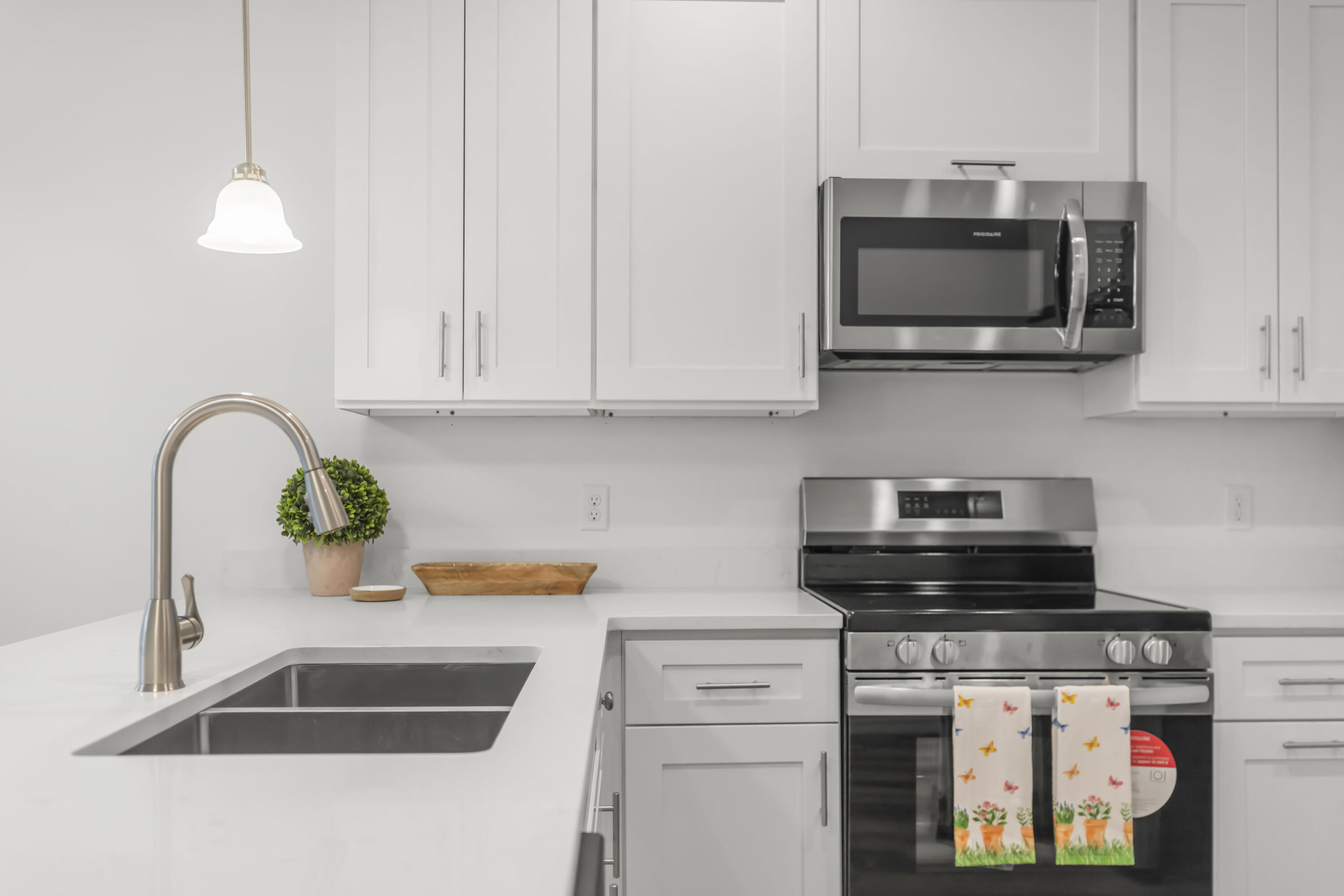 MORRIS ADD CRESTVIEW LOTS 43 & 44 BLK 7 - Residential