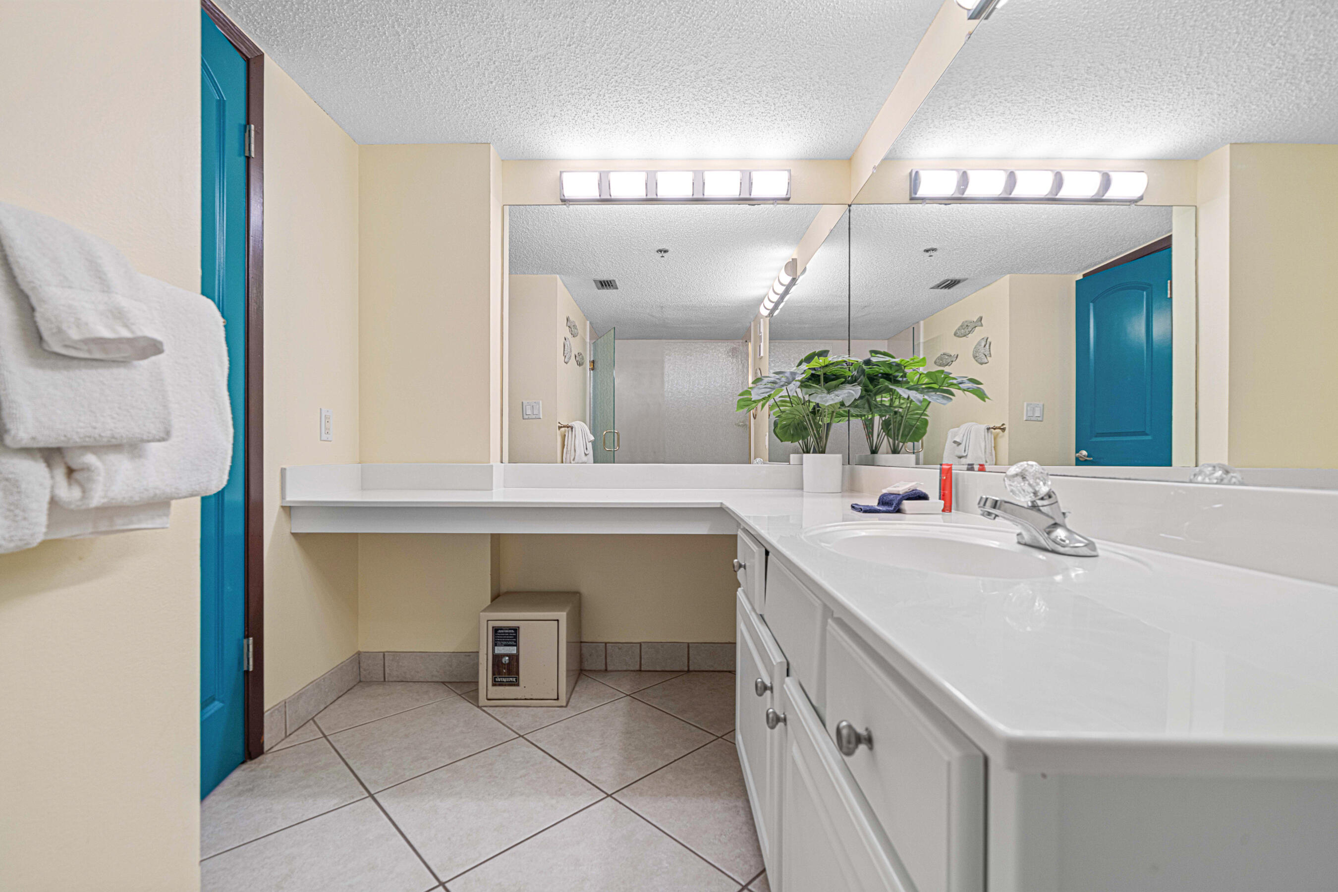 ISLANDER CONDO - Residential