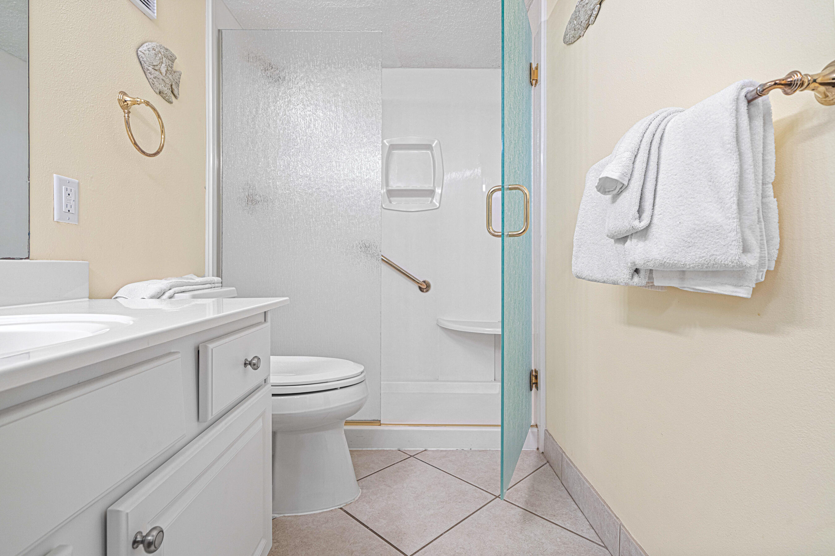 ISLANDER CONDO - Residential