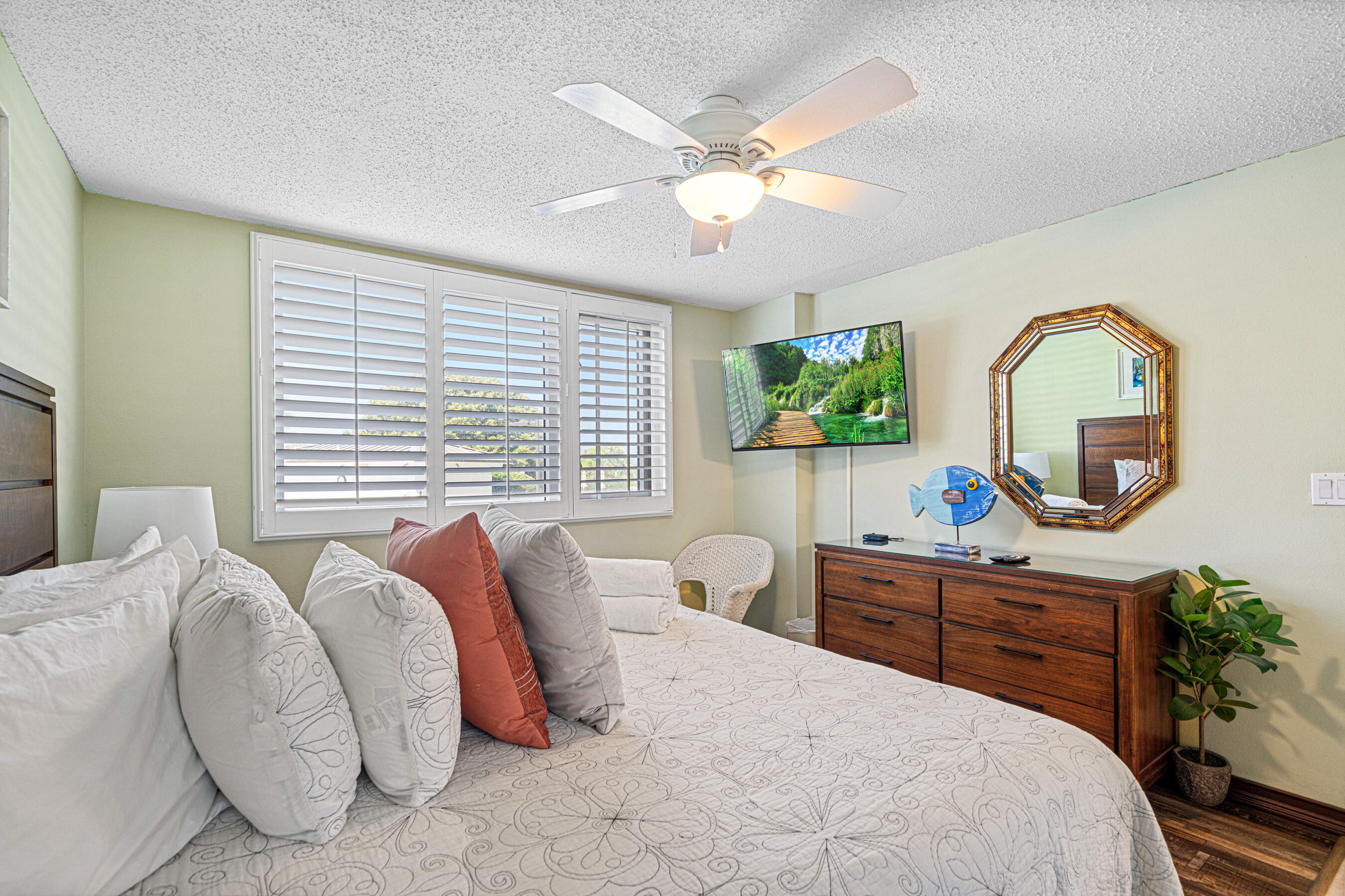 ISLANDER CONDO - Residential