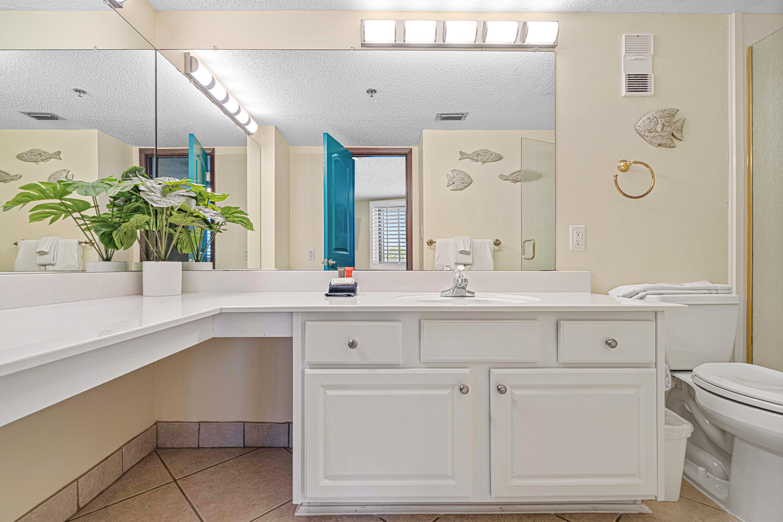ISLANDER CONDO - Residential