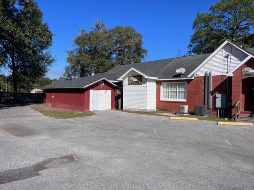 Fully equipped restaurant with everything you need to begin operating your business, including a gas or wood fired brick pizza oven.  Has both indoor seating as well as an outdoor covered/screened in 1641 sf patio with bar.  Located in a great location, just one block from Hwy 85, and close to downtown Crestview.