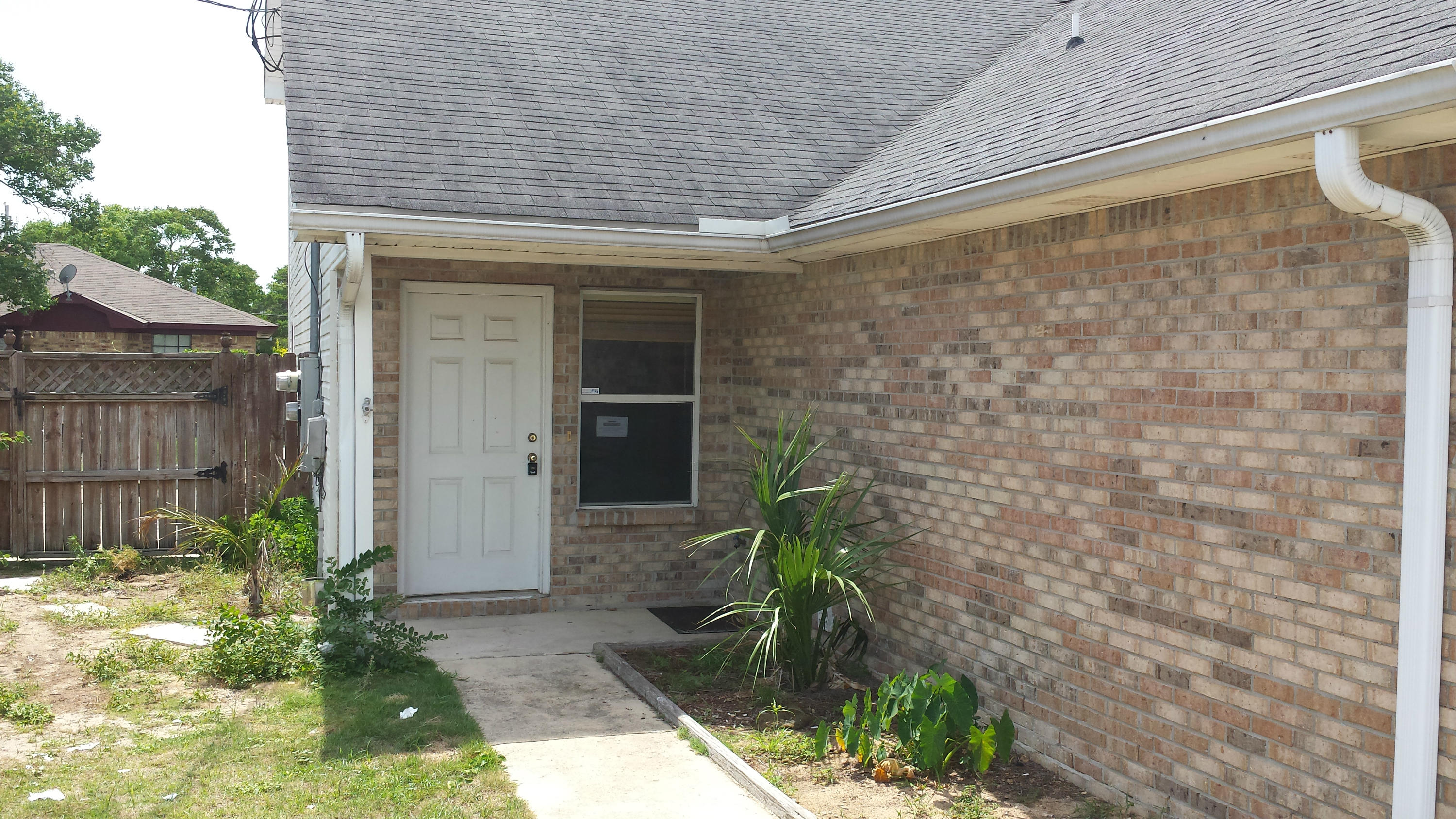 Like new 2 story townhome in the heart of Destin. Nice unit with custom finishes. Cathedral ceiling, downstairs master bedroom and bathroom. Plenty of closet space and extra storage under the stairs. Nice sized yard with patio and privacy fence. Property is close to shopping, restaurants, golf and entertainment centers. You can purchase this property with as little as 5% down.