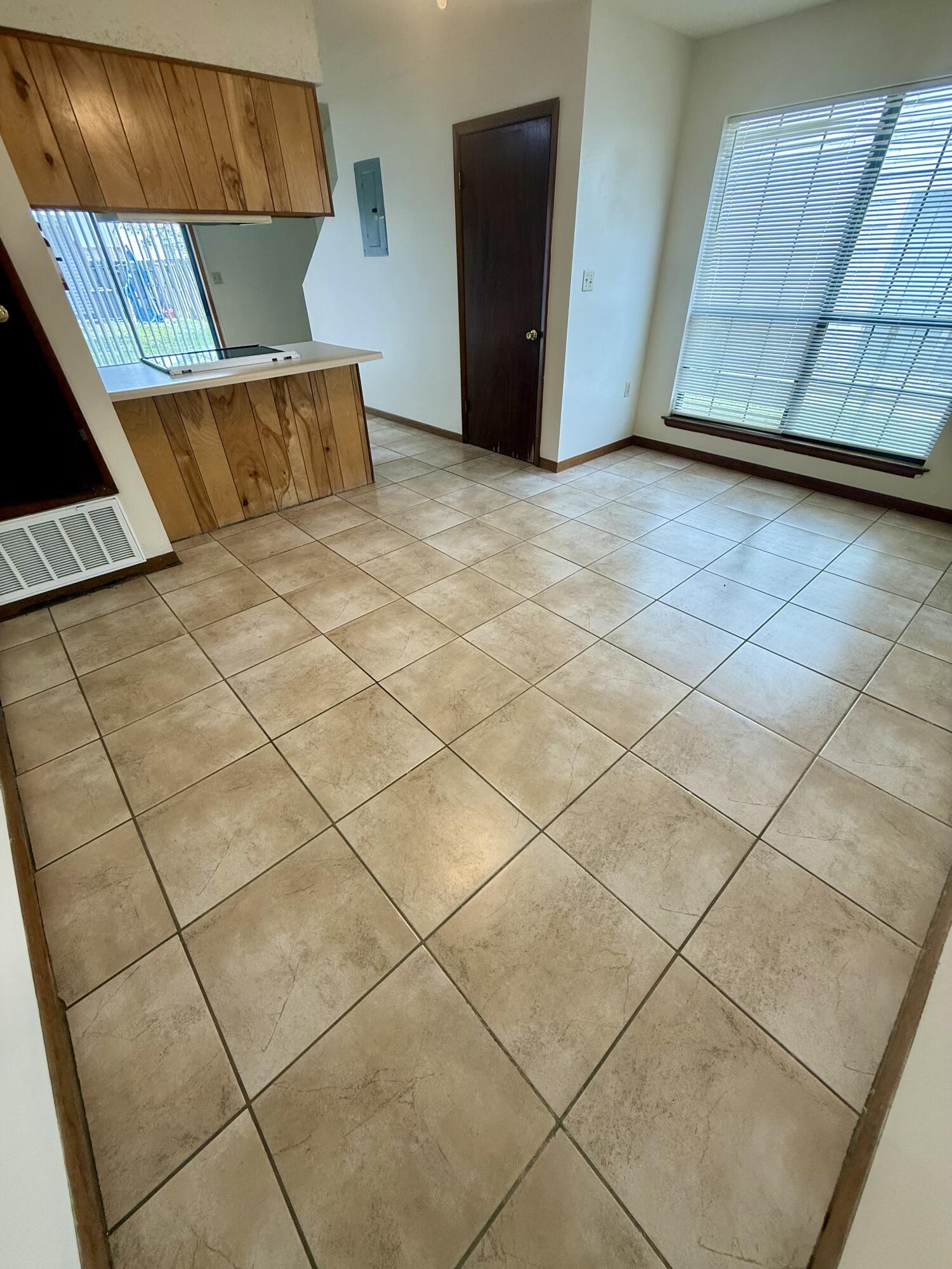 Newly updated townhouse in the heart of Fort Walton Beach. This spacious townhouse offers 2 bedrooms and 2 bathrooms, features new LVP flooring, giving it a fresh and modern look. With washer and dryer connections. Contact us today to schedule a tour.