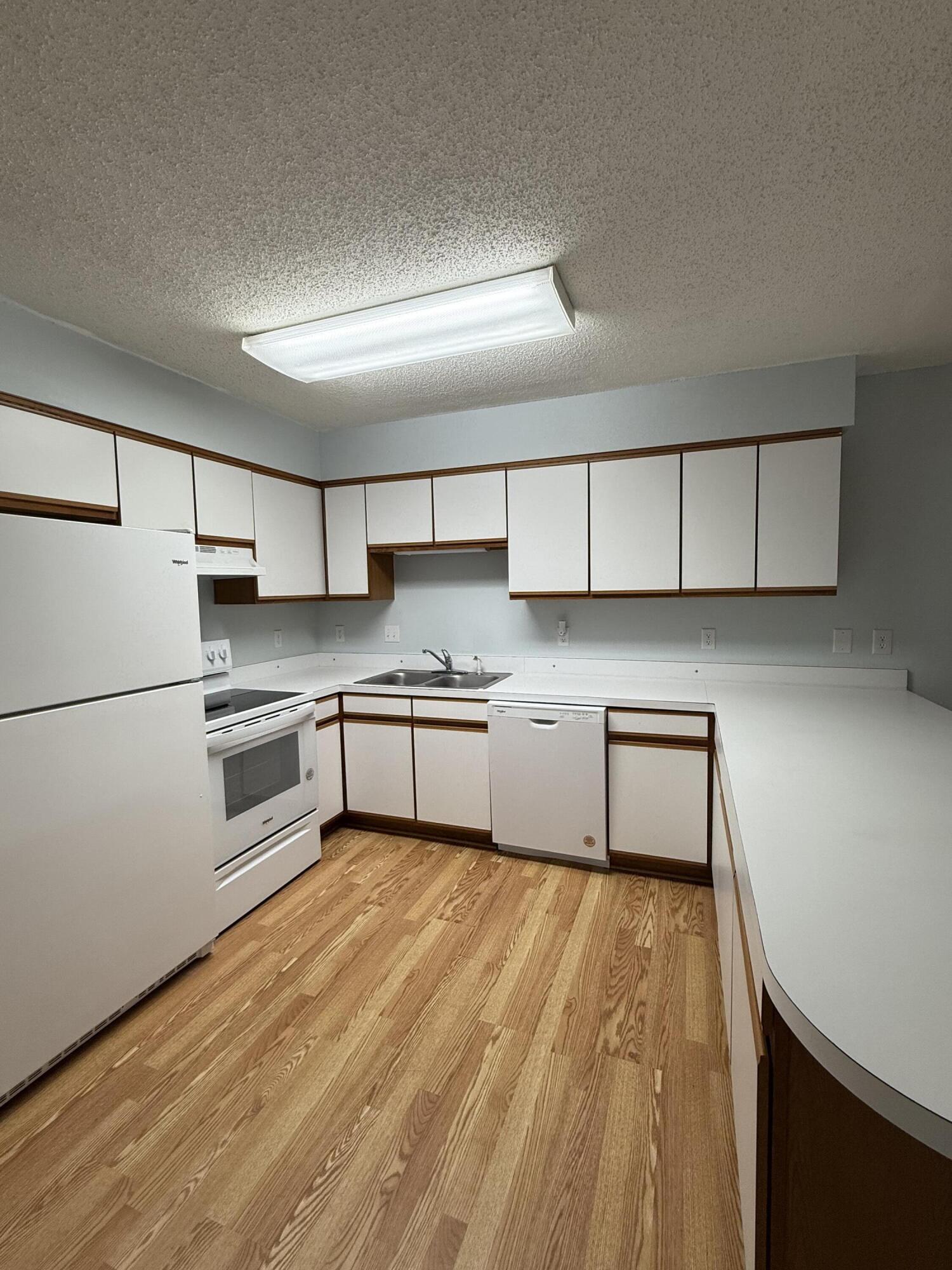 WELLINGTON MANOR - Residential Lease