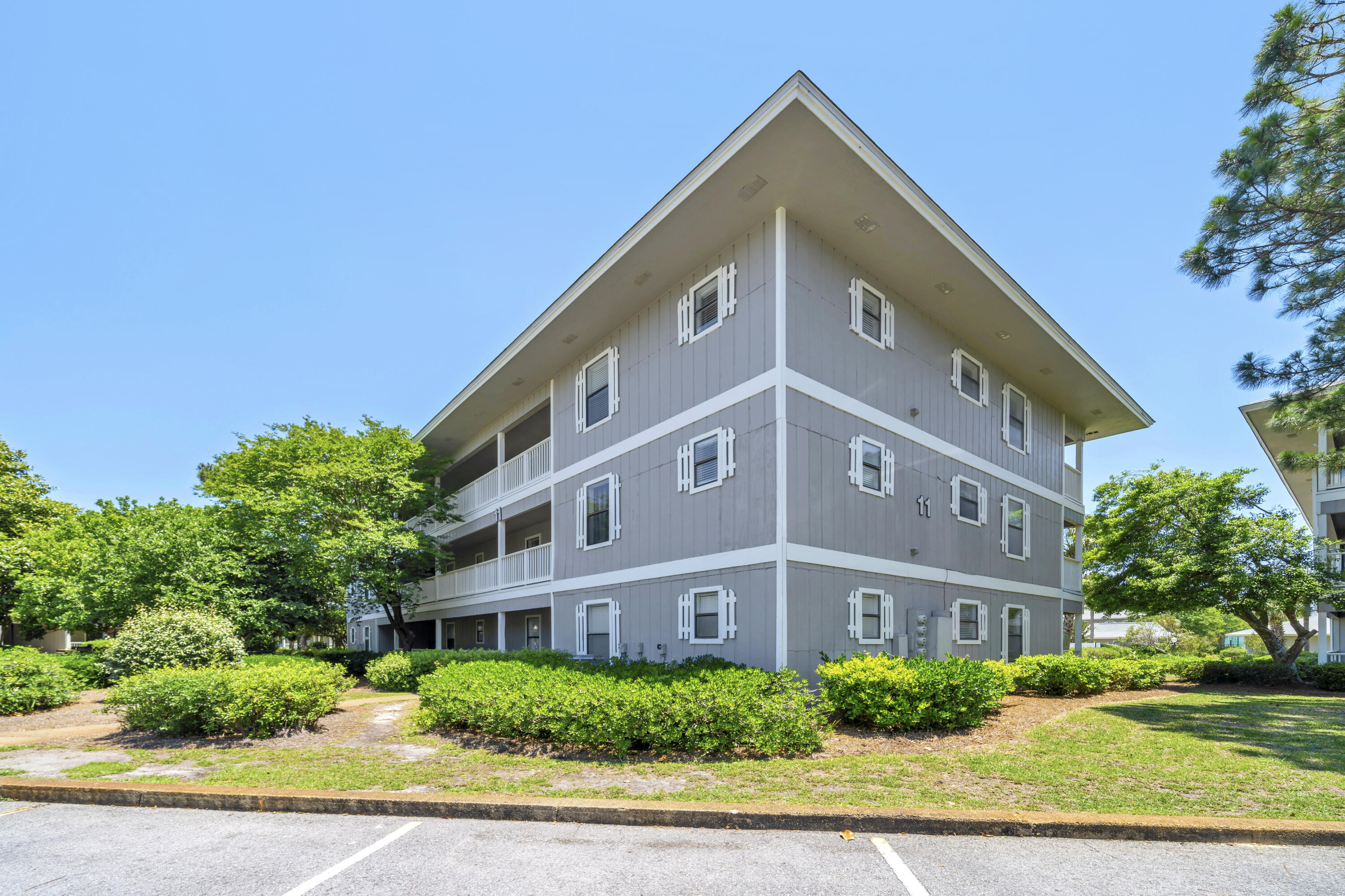 BEACHWOOD VILLAS CONDO PH 2 - Residential
