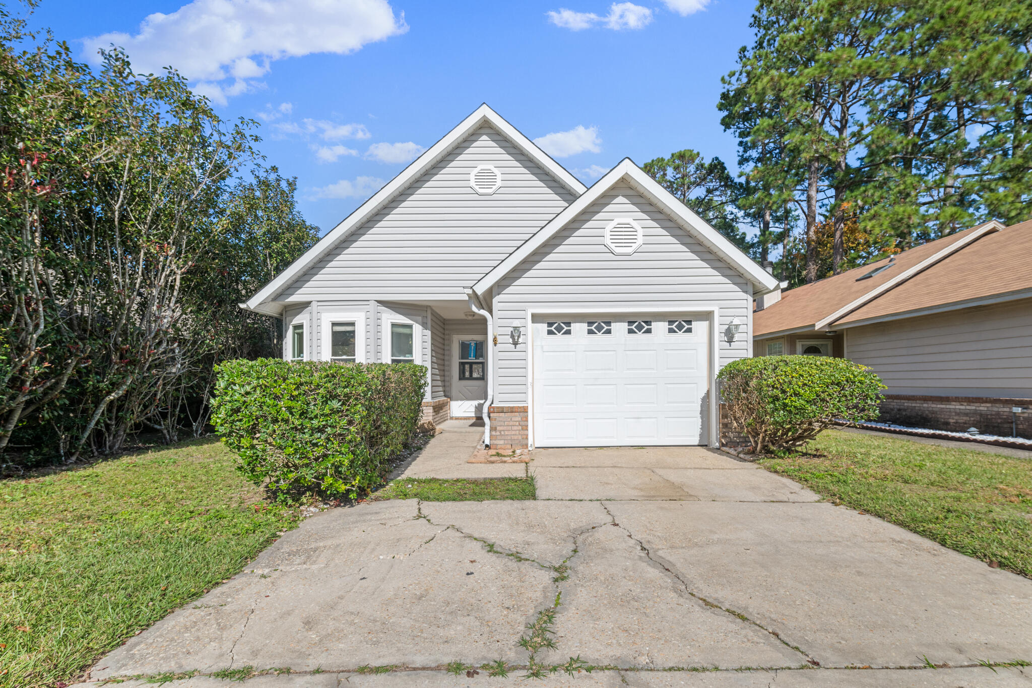 This adorable home is ready for you to call it home for the holidays!  You'll appreciate the open concept living room/dining area and the fact that the master bedroom is on the 1st floor! There are 2 additional nice sized bedrooms upstairs along with a loft space and 1 full bathroom. The kitchen features a quaint breakfast nook where you can enjoy your breakfast and morning coffee!