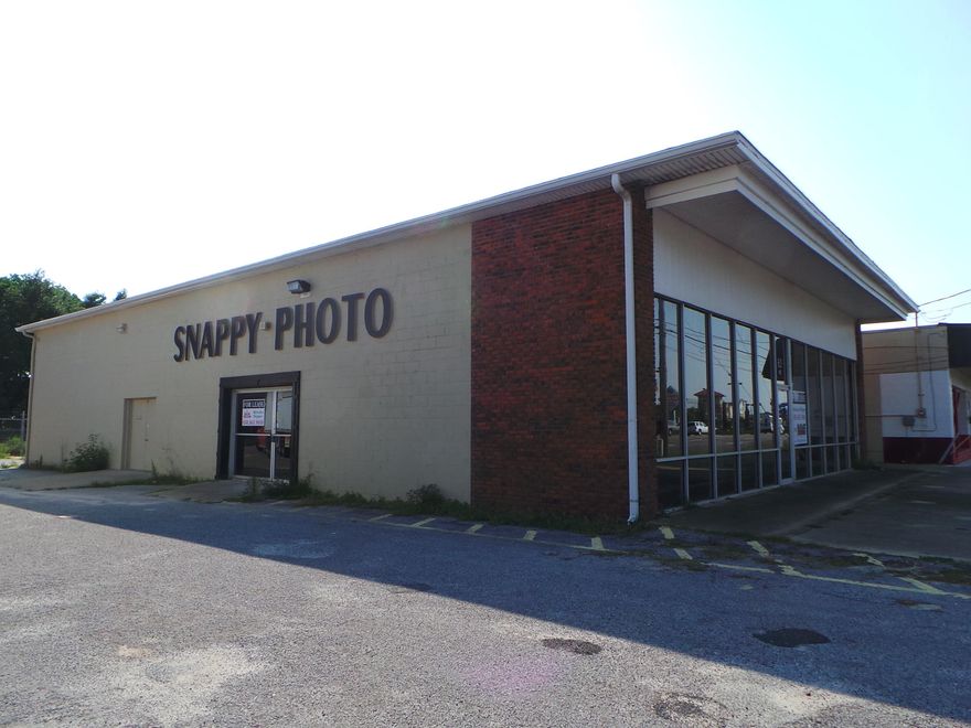 OPEN RETAIL SPACE WITH A FEW PRIVATE ROOMS..HIGH VISIBILITY ON BUSY EGLIN PKWY..LANDLORD WILL CONSIDER DIVIDING BLDG INTO 2-2000SF SPACES..PLENTY OF PARKING..TRIPLE NET LEASE..