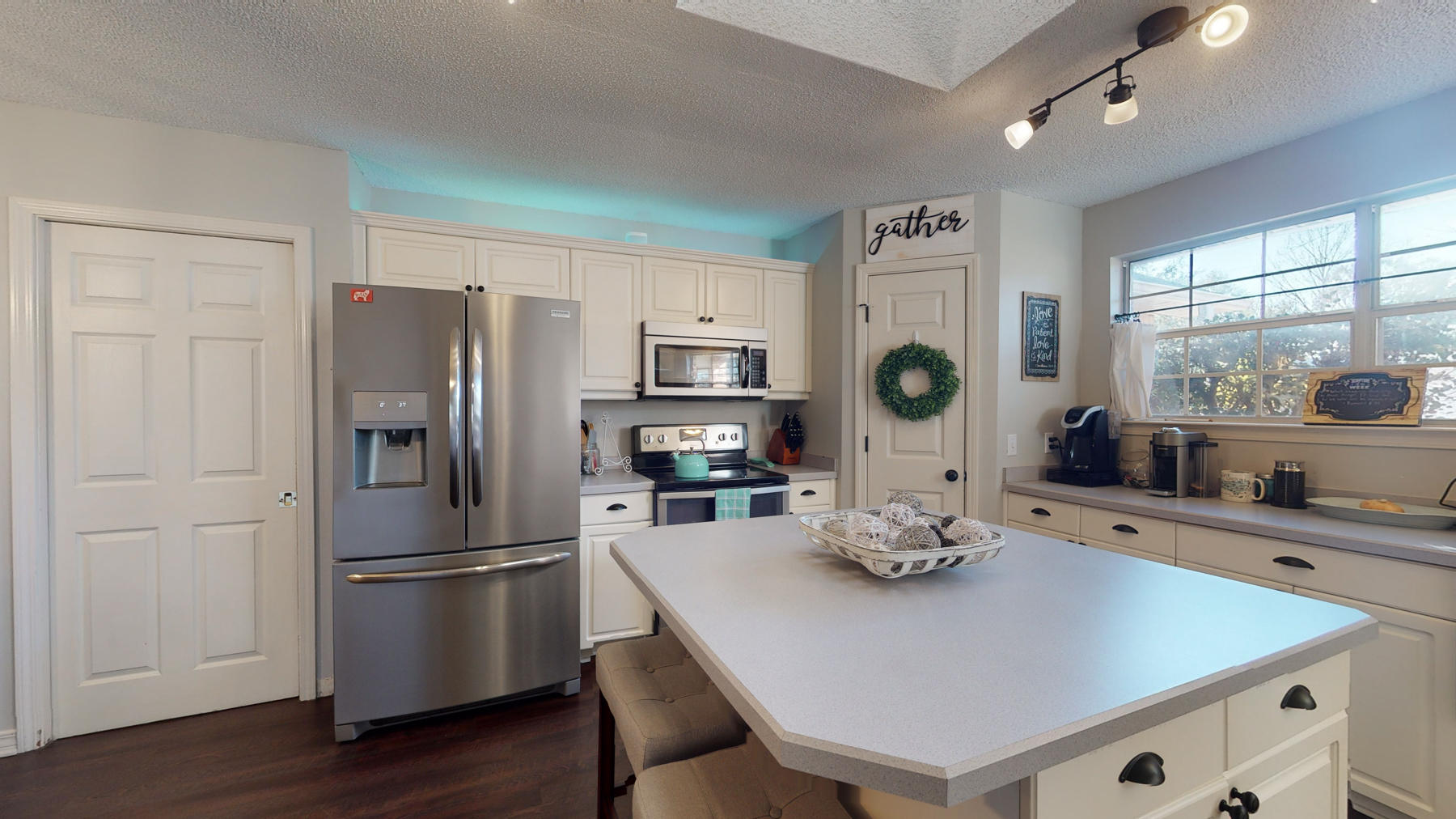 COUNTRY BREEZE ESTATES - Residential