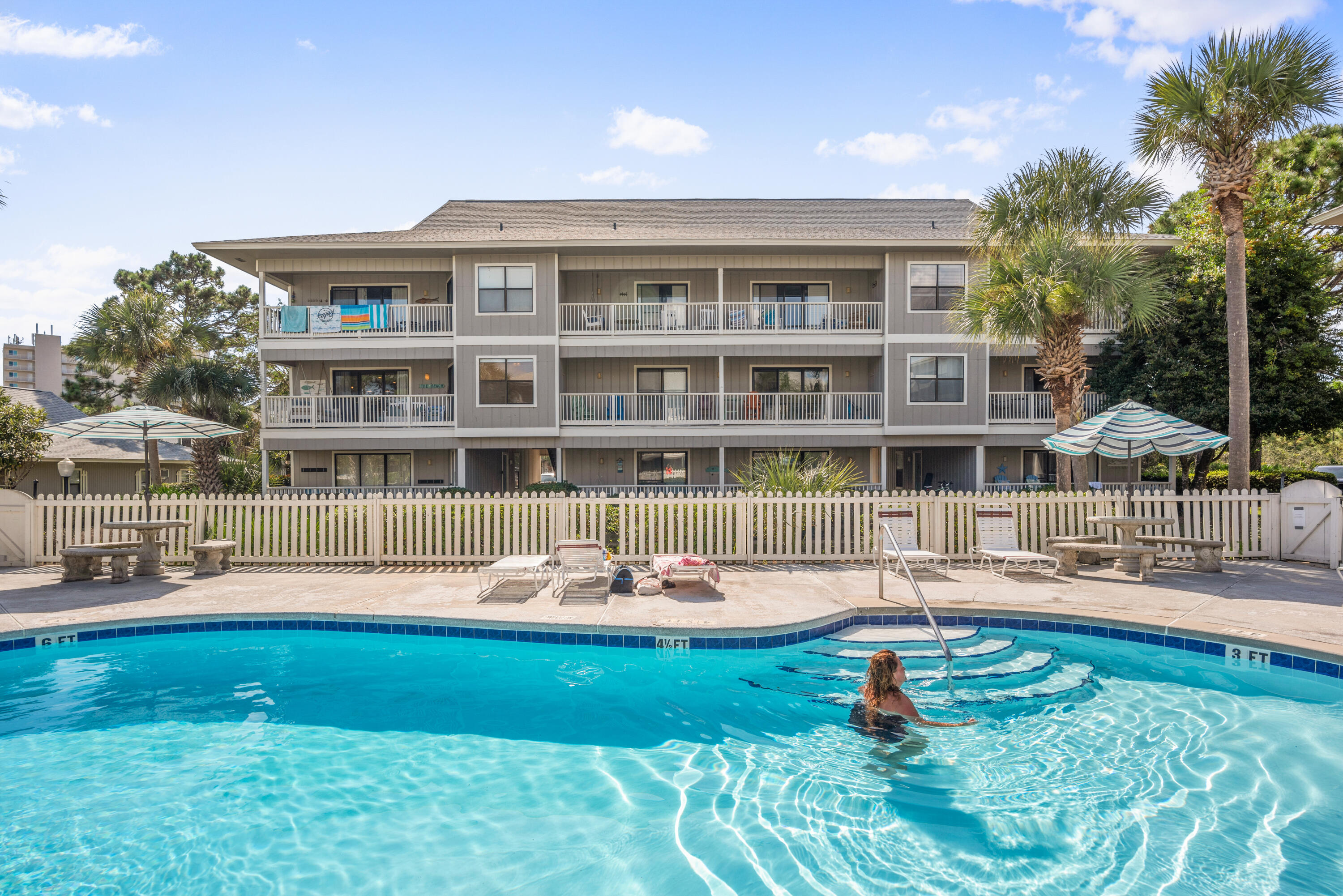 BEACHWOOD VILLAS CONDO PH 2 - Residential