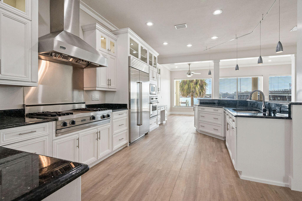 LIGHTHOUSE POINTE - Residential