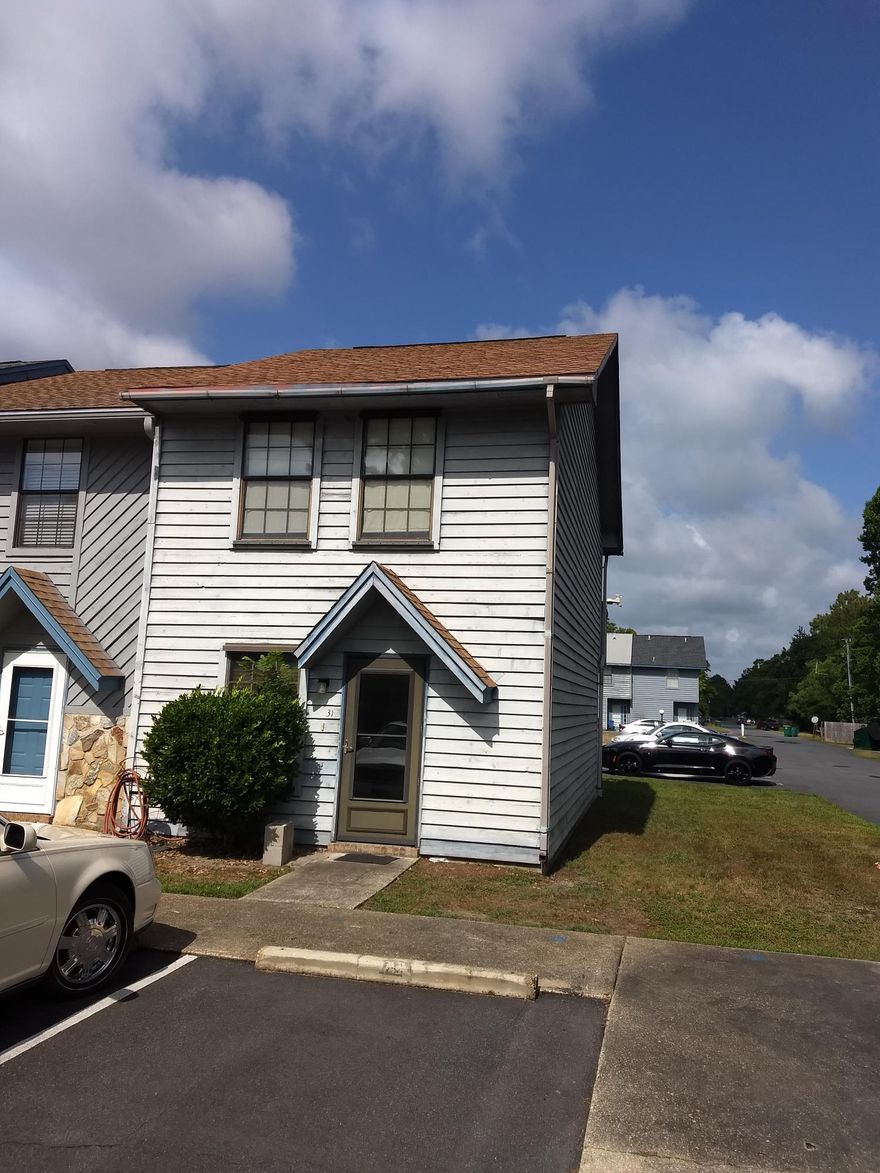 Conveniently located between Eglin Air Force Base and Hurlburt Field is this end unit town home. Calling all investors, First time home buyers and empty nesters! Come take a splash in the community pool or relax in the courtyard. Home needs a little tlc, nothing a little paint and carpet can't fix.