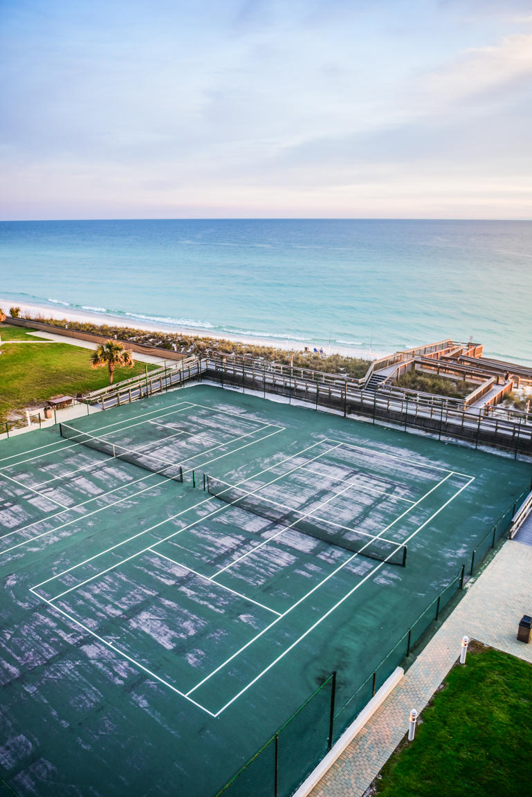 HOLIDAY SURF & RACQUET CLUB - Residential